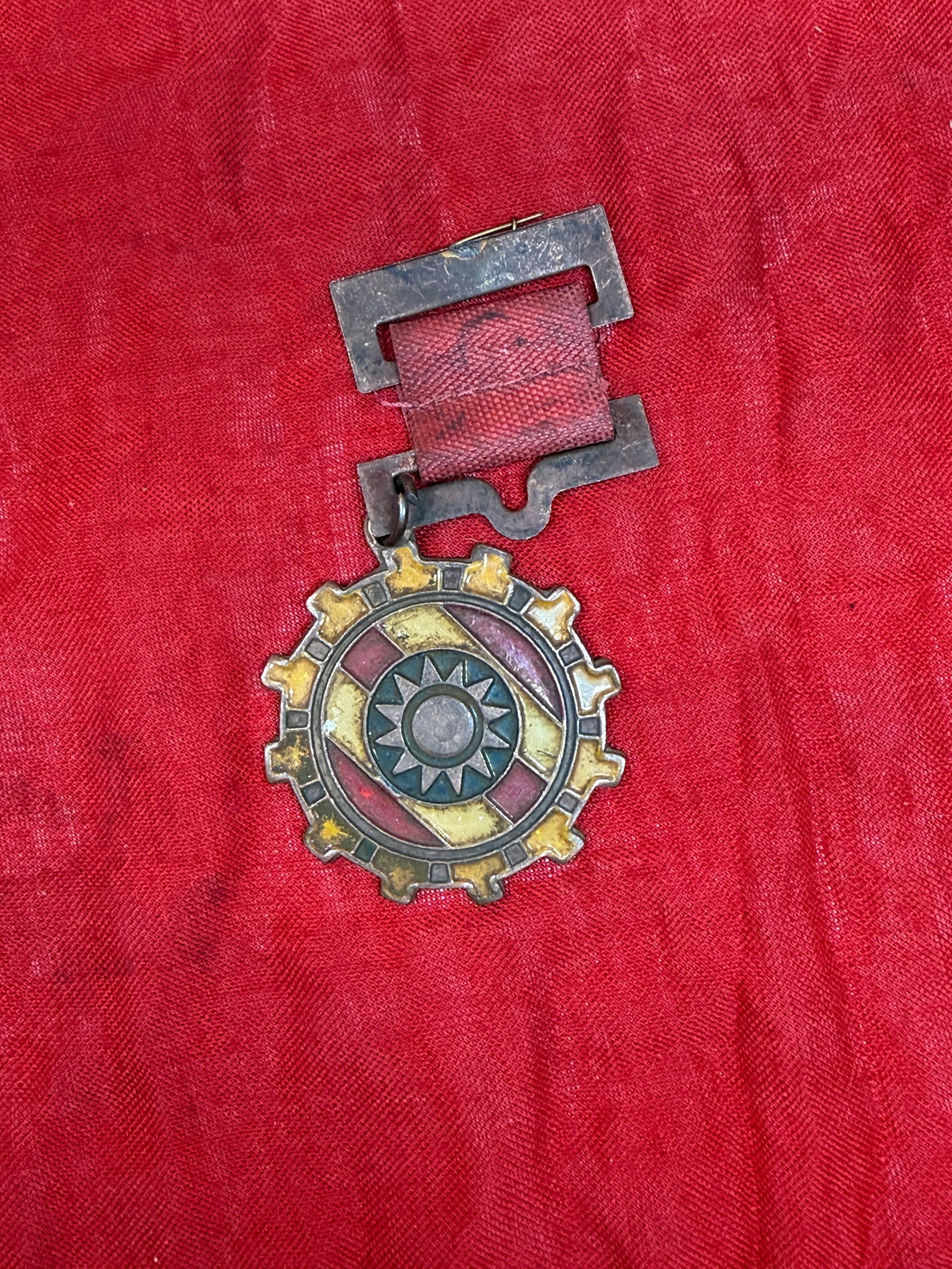 Republic of China Kuomintang Zhongnan Cadre Training Corps Award Medal: Bronze-toned and enamel-decorated award medal associated with the Zhongnan (Central-South) Cadre Training Corps of the Republic of China. The obverse features the White Sun emblem of the Kuomintang (K