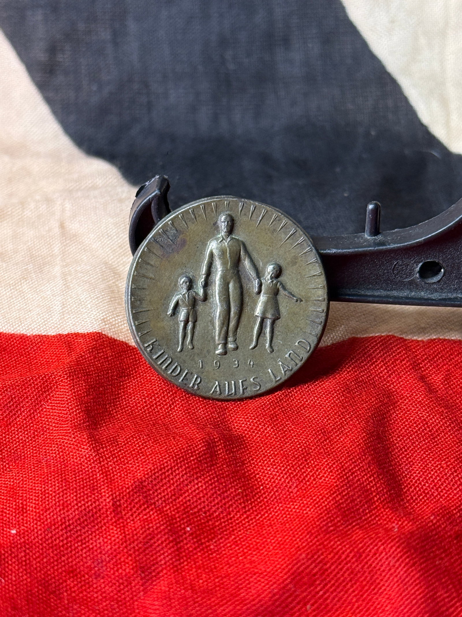 1934 German Winterhilfswerk “Kinder aufs Land?? Fundraising Tinnie (1 of 3)
