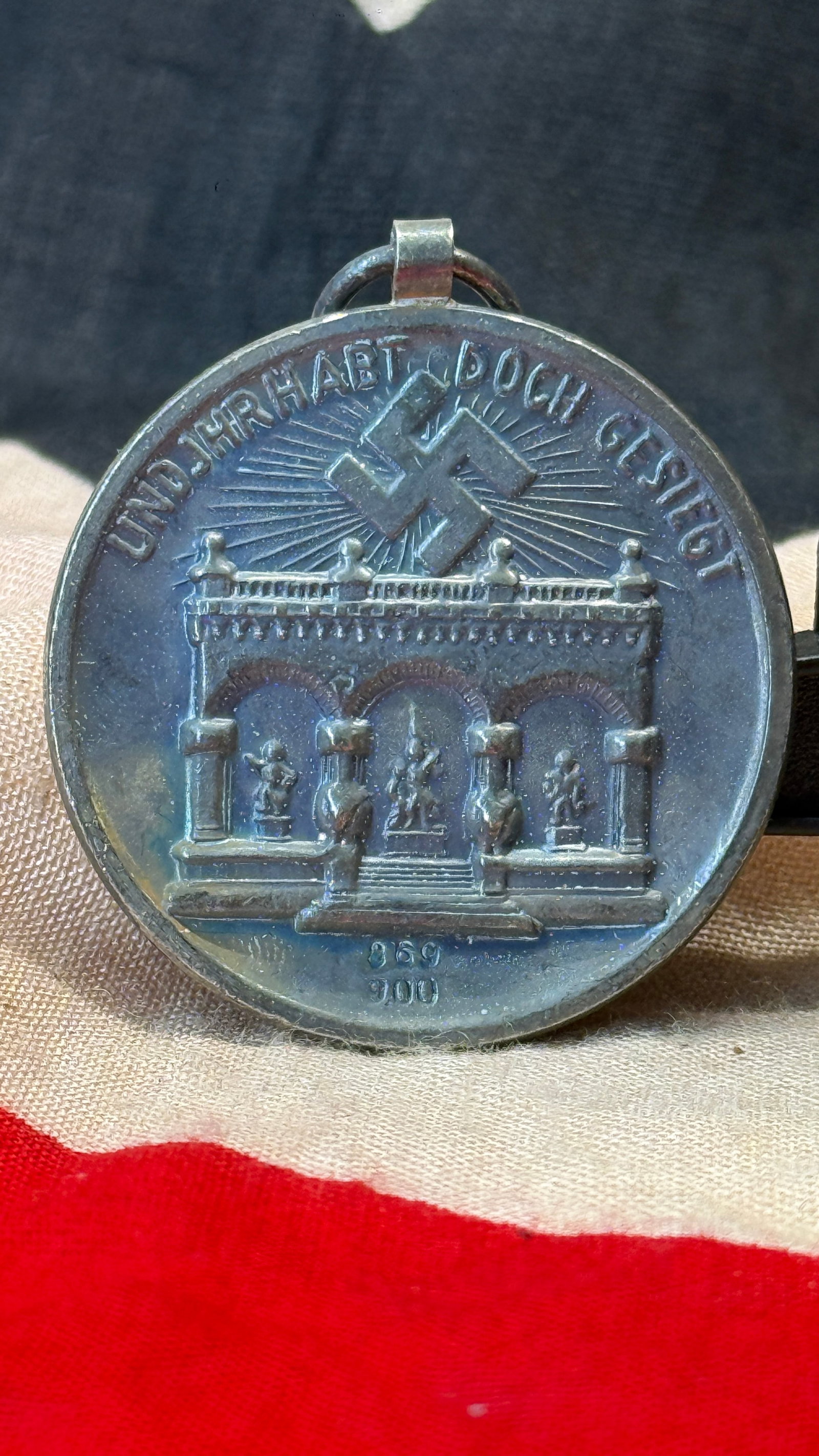 WWII German Munich 1923–1933 Commemorative Medal: This commemorative medal depicts the Feldherrnhalle beneath a radiating swastika with the inscription "Und Ihr Habt Doch Gesiegt" ("And Yet You Have Won") on the obverse, while the reverse features an