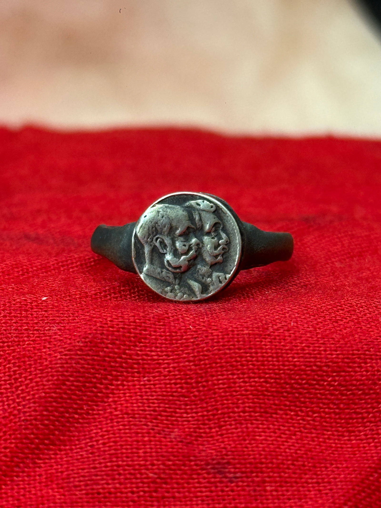 WWI Imperial German Kaiser Portrait Signet Ring: This signet-style ring features conjoined profile portraits of Kaiser Wilhelm II and Crown Prince Wilhelm, a patriotic motif commonly produced during the First World War. The oval bezel displays finel