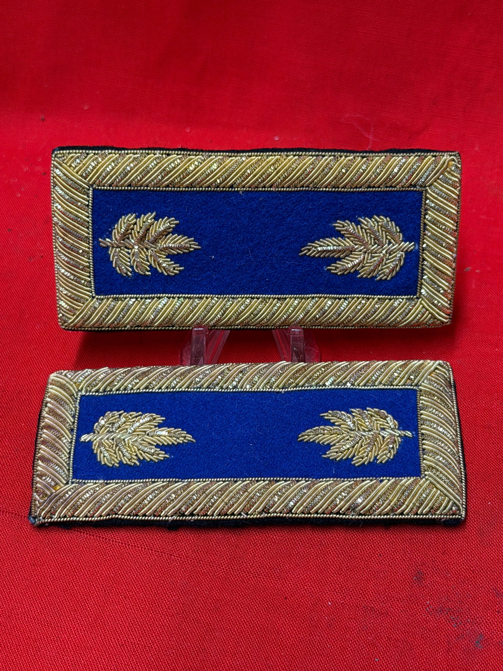Civil War Union Infantry Major Bullion Shoulder Boards (Pair): This pair of Civil War Union Infantry Major shoulder boards features rich royal blue velvet centers bordered with finely embroidered gold bullion wire and adorned with gold bullion oak leaf insignia d