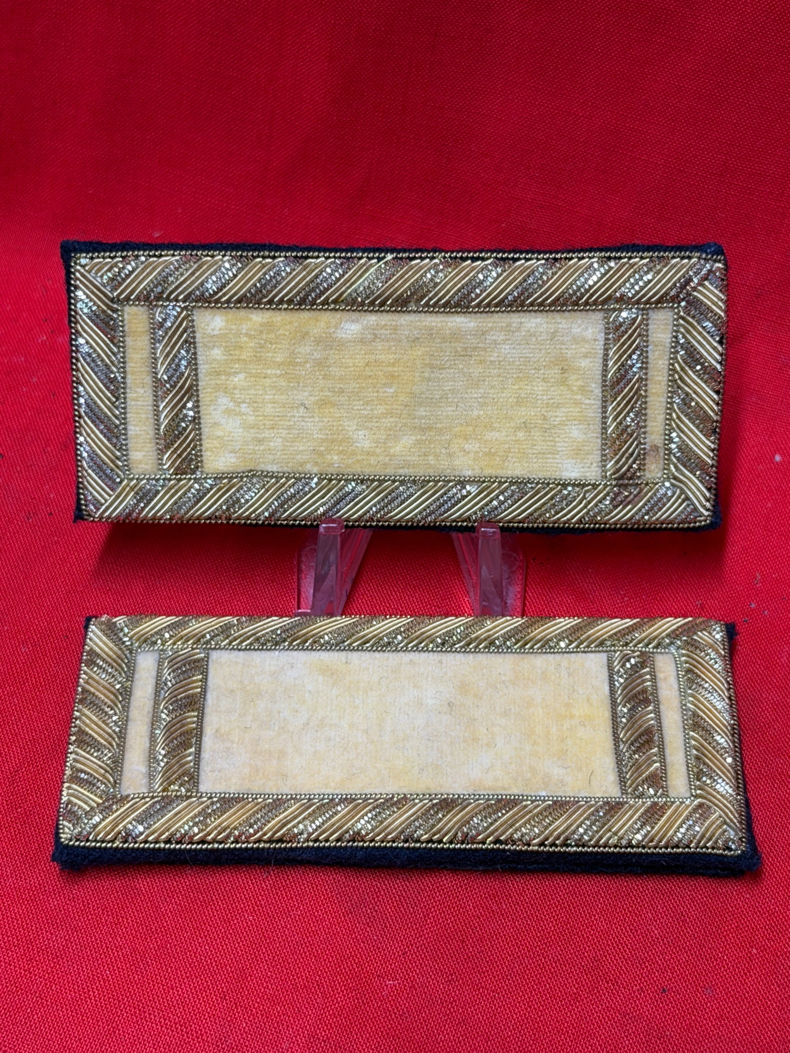 Civil War Union Cavalry 1st Lieutenant Bullion Shoulder Boards (Pair): This pair of Civil War Union Cavalry 1st Lieutenant shoulder boards features the distinctive yellow velvet branch color of the Cavalry bordered by finely hand-embroidered gold bullion wire. Each board