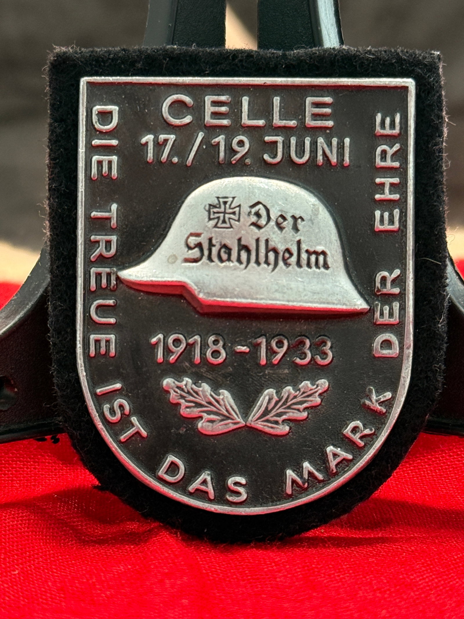 WW2 German Stahlhelm Veterans' Association Rally Badge – Celle 1933: This commemorative badge marks the Stahlhelm veterans' gathering held in Celle from 17–19 June 1933. The front depicts a German steel helmet bearing the inscription "Der Stahlhelm," above the dates 
