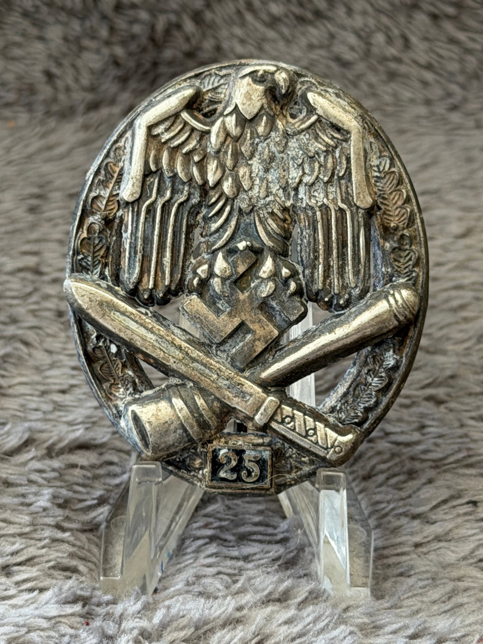 WWII German General Assault Badge with 25 Engagements Clasp: This WWII German General Assault Badge with 25 Engagements Clasp features the classic openwork oval wreath surrounding a national eagle clutching a swastika above crossed rifle and stick grenade motif
