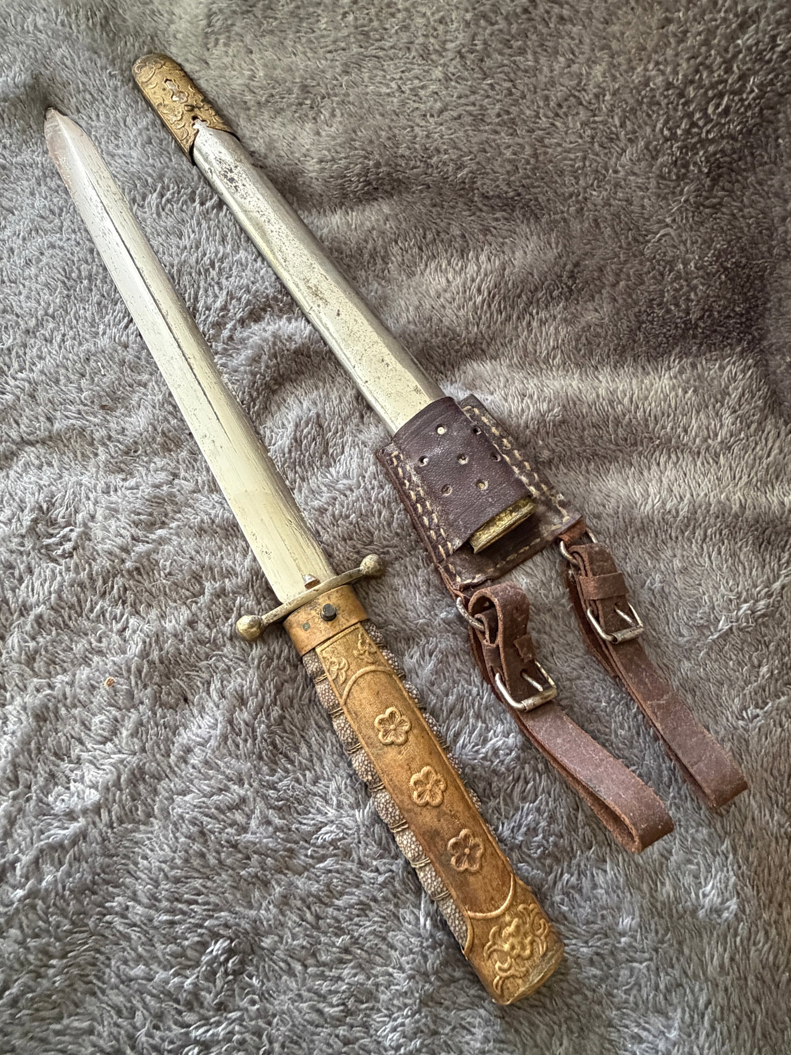 WWII Japanese Army Officer's Tanto with Scabbard and Leather Hanger (1 of 9)