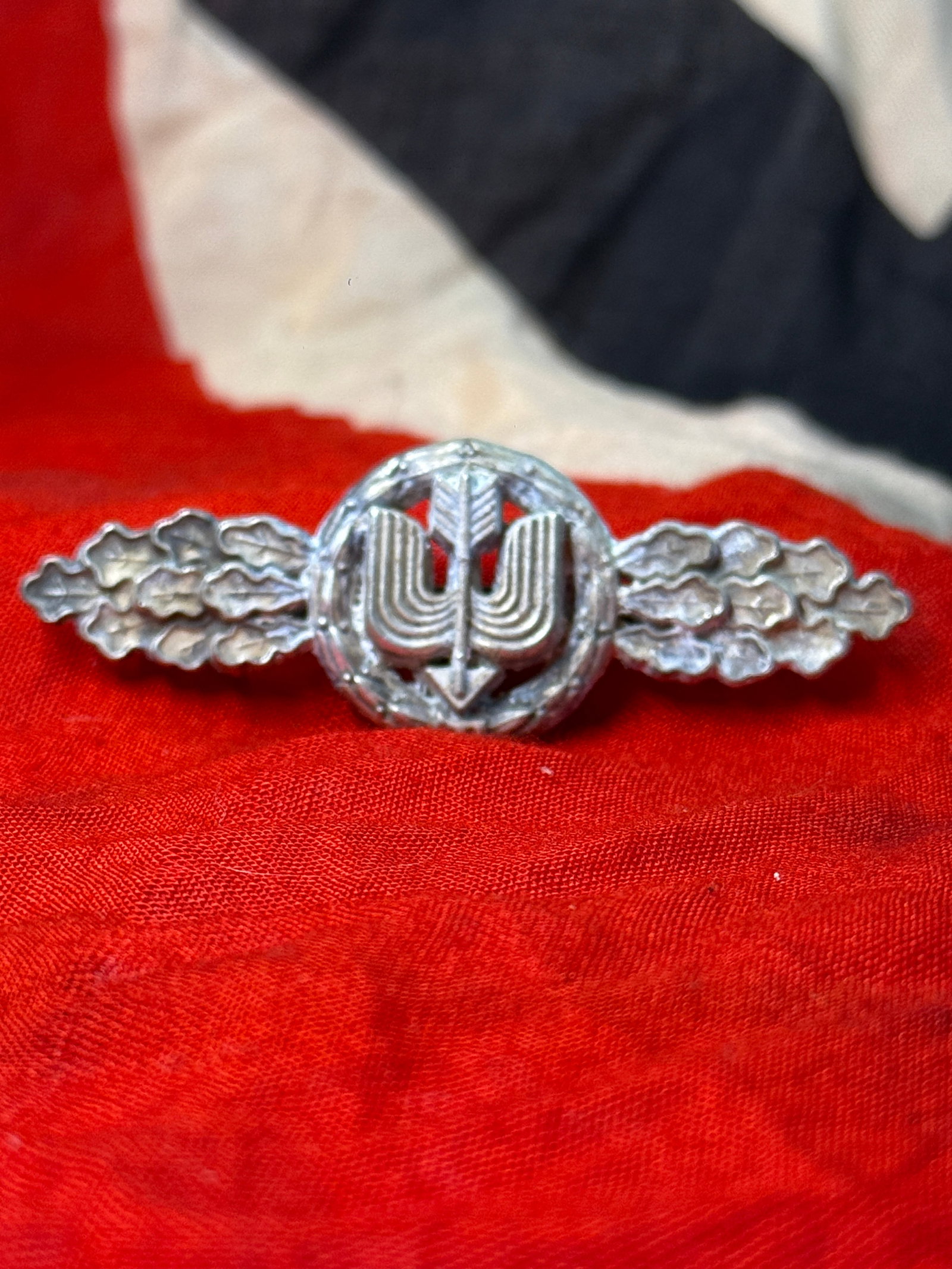 WWII German Luftwaffe Air Gunner & Flight Engineer Clasp: This WWII German Luftwaffe qualification clasp displays the distinctive winged arrow enclosed within an oak wreath, identifying it as the Air Gunner & Flight Engineer Clasp awarded to qualified Luftwa