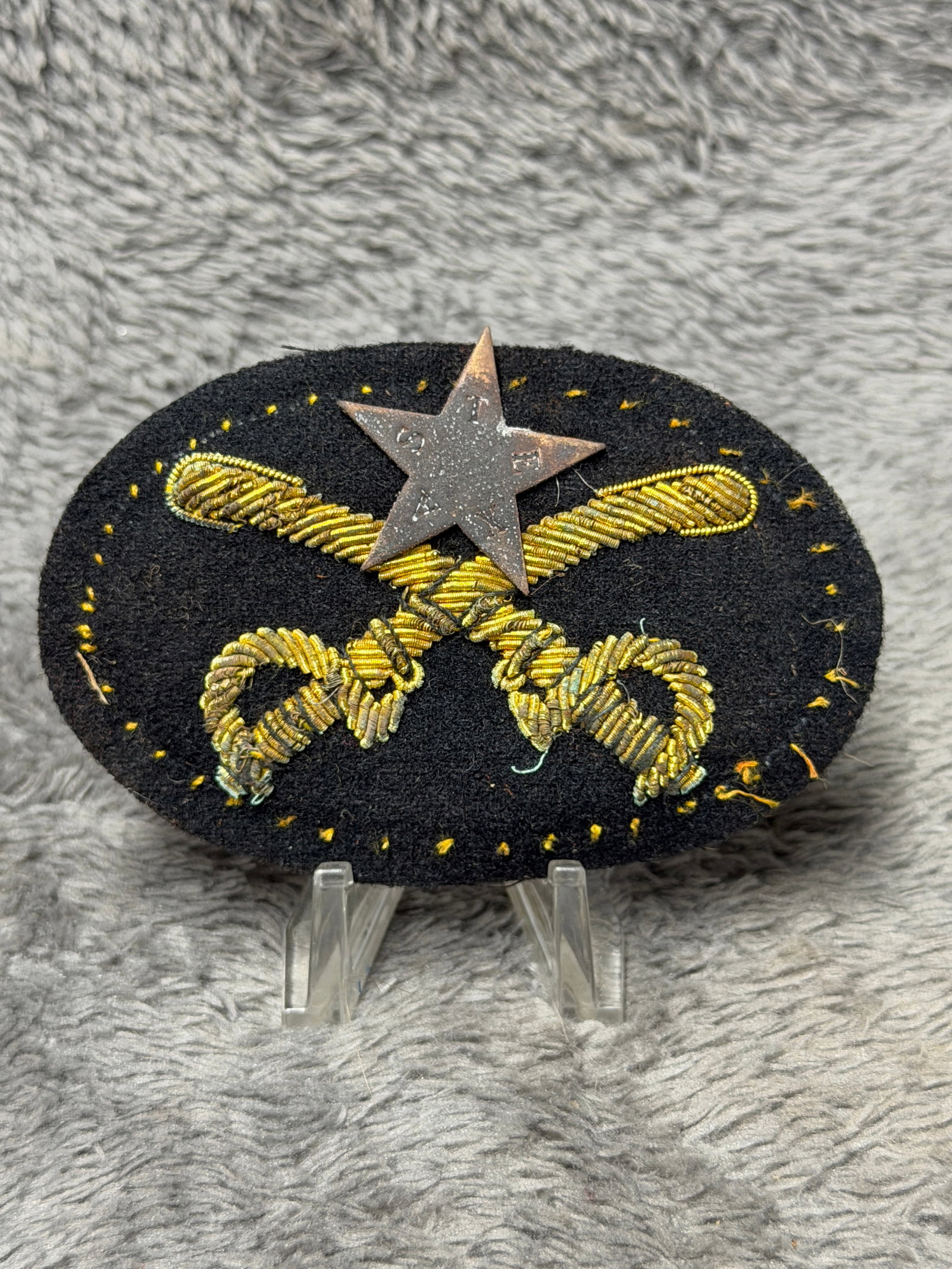 Civil War Confederate CSA Texas Cavalry Gold Bullion Badge J.H. Silverberg: Offered is a Confederate CSA Texas Cavalry badge attributed to J.H. Silverberg, featuring an oval black cloth backing with elaborate gold bullion crossed cavalry sabers and a five-point metal star pos