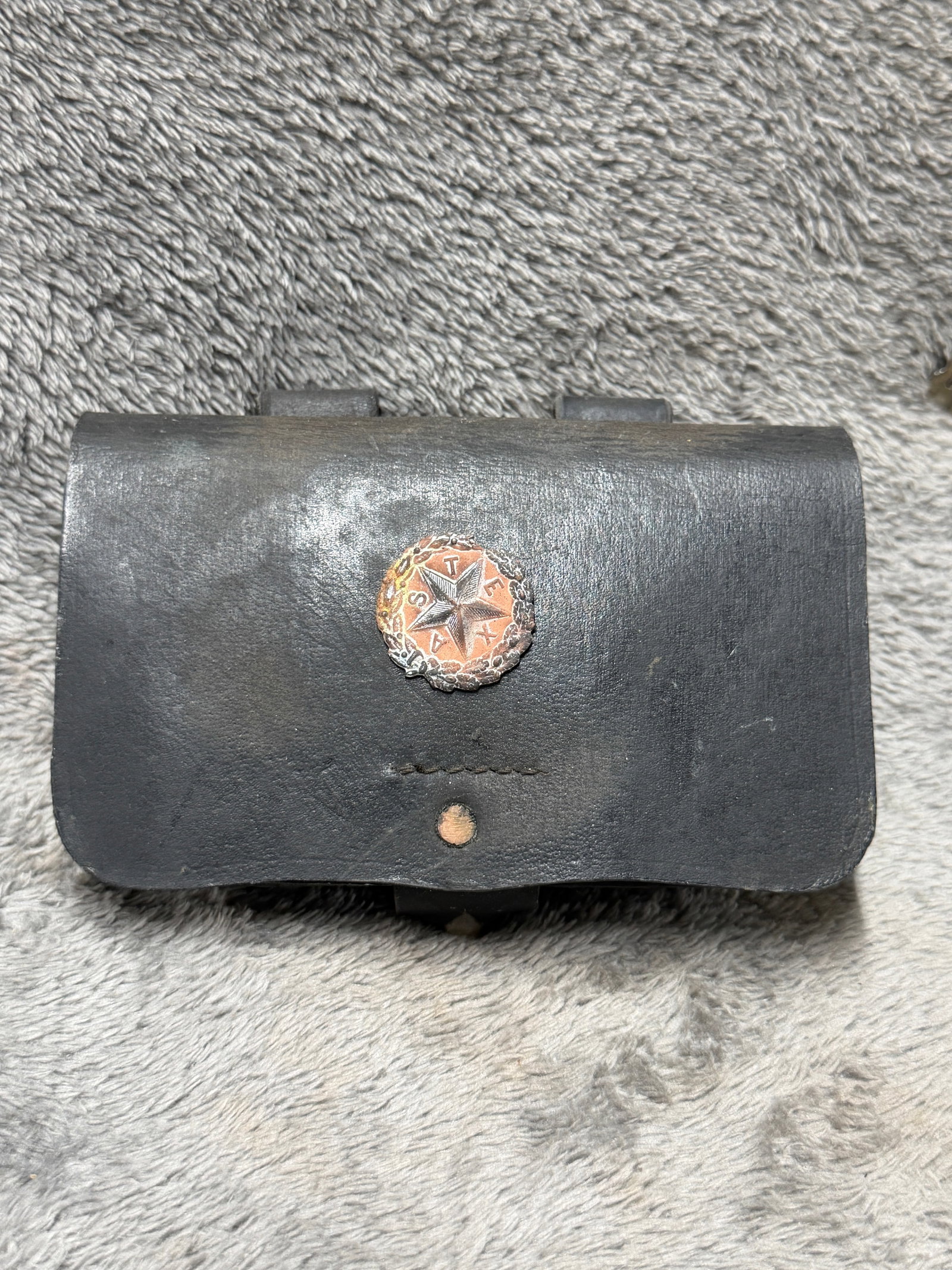 Civil War Texas State Star Leather Cartridge Box Ammunition Pouch Texas Militia: Offered is an original Civil War-era Texas leather cartridge box / ammunition pouch, highlighted by a distinctive Texas State insignia mounted prominently on the front flap. The circular device featur