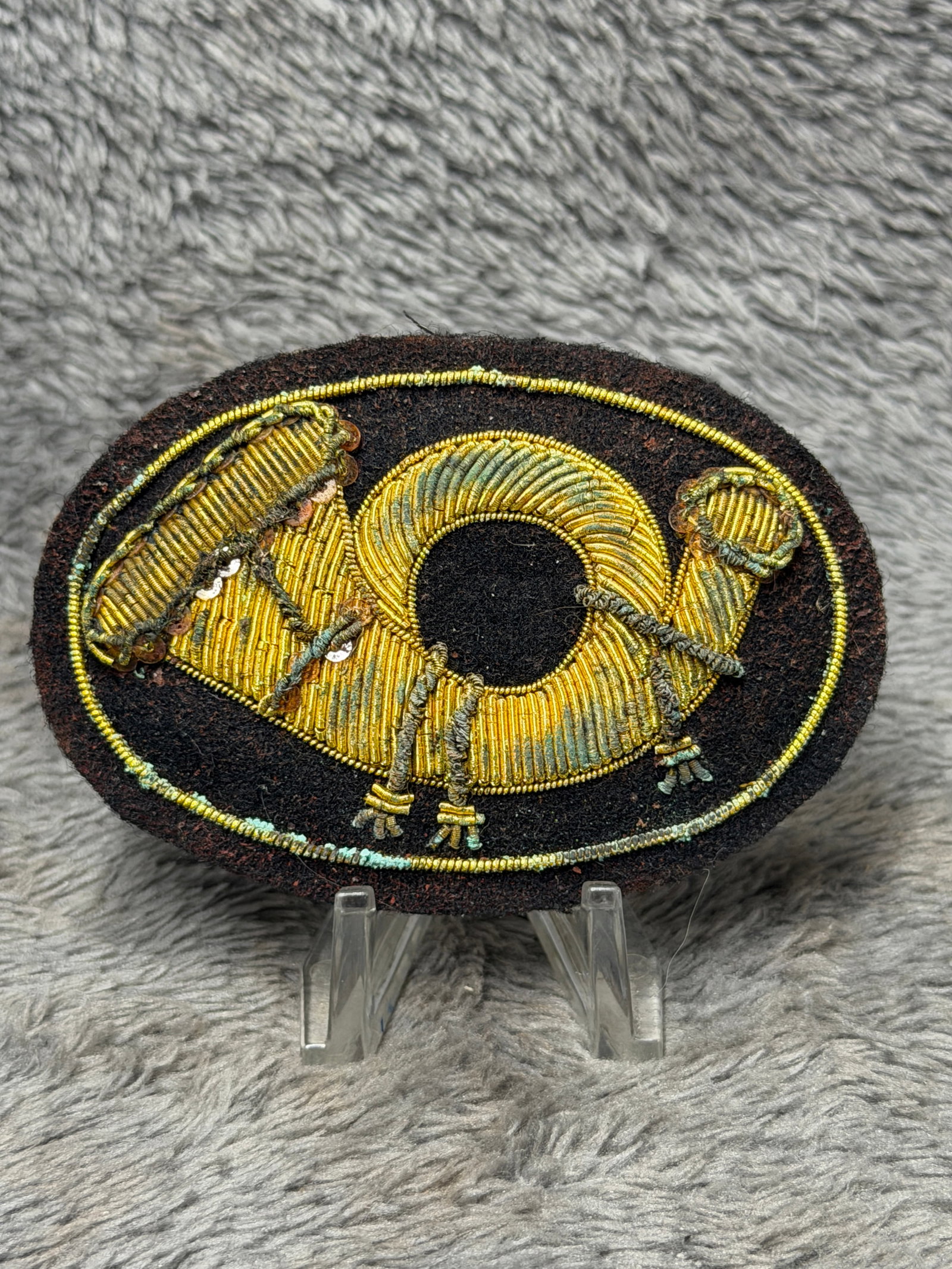 Civil War Infantry Officer Embroidered Hunting Horn Hat Insignia Gold Bullion Schuyler Hartley &: Offered is an oval Civil War-era style infantry officer’s insignia featuring an elaborate hunting horn worked in gold metallic bullion on a dark wool ground. The horn is exceptionally detailed with 