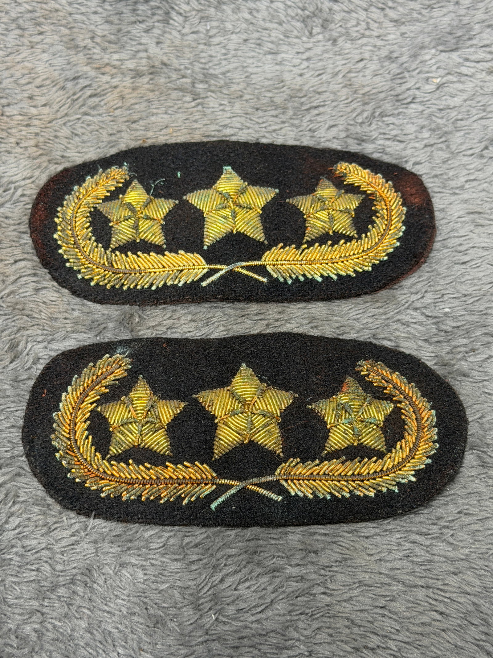 Civil War Era Confederate General 3-Star Shoulder Boards Pair J.H. Silverberg Richmond VA: Offered is a matching pair of three-star general officer shoulder boards attributed to the Civil War and Confederate military period. Each features three raised gold bullion stars surrounded by an ela