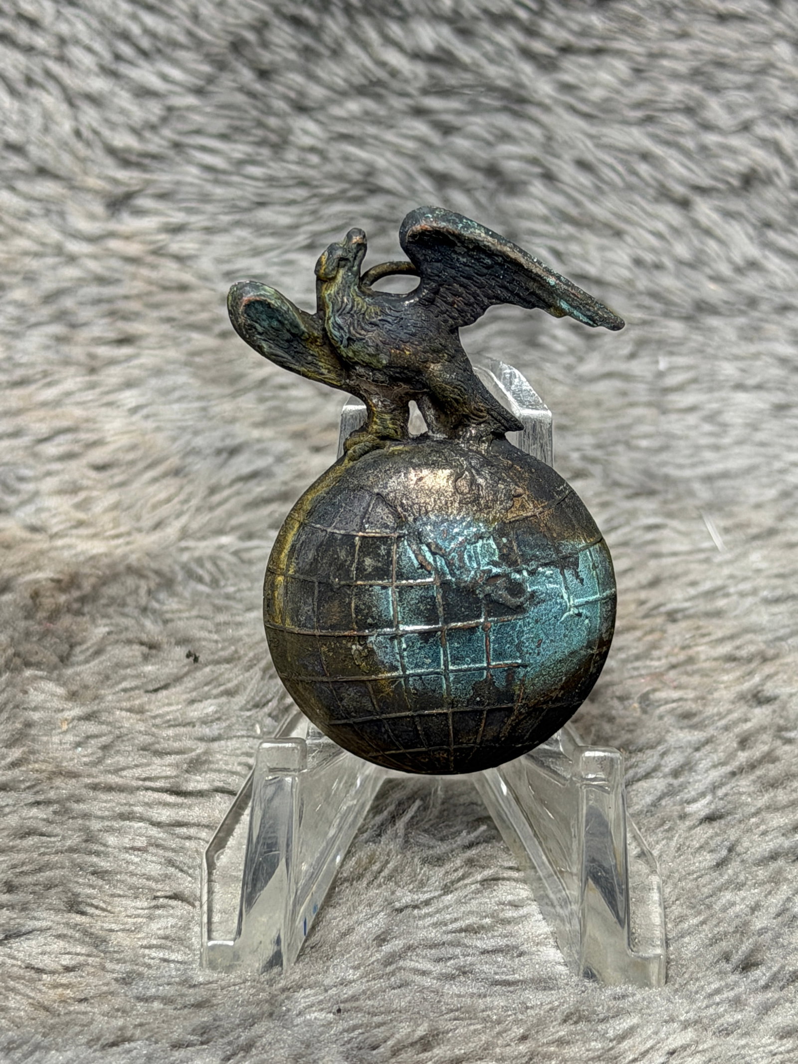 Indian Wars Era U.S. Navy Eagle & Globe Headgear Badge Insignia: Offered is an early U.S. Navy eagle-and-globe headgear badge attributed to the Indian Wars era. The insignia features a spread-wing American eagle standing atop a dimensional globe with engraved latit