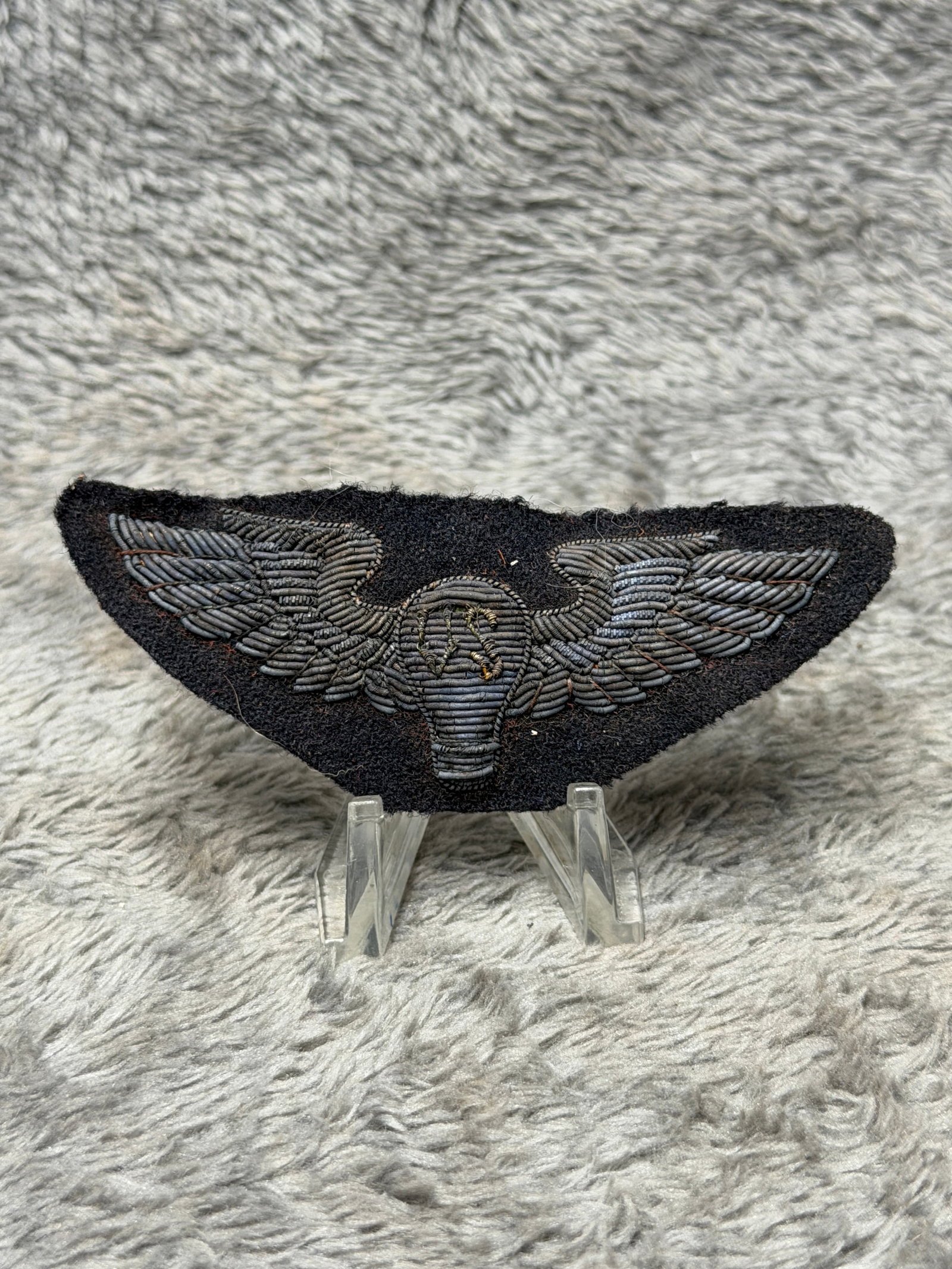 WWI U.S. Aviator Balloon Troops Bullion Cloth Wing Badge Insignia: Offered is a WWI-era U.S. Aviator Balloon Troops bullion cloth badge featuring an impressive spread-wing design worked in darkened metallic bullion on a black wool backing. The center displays a verti