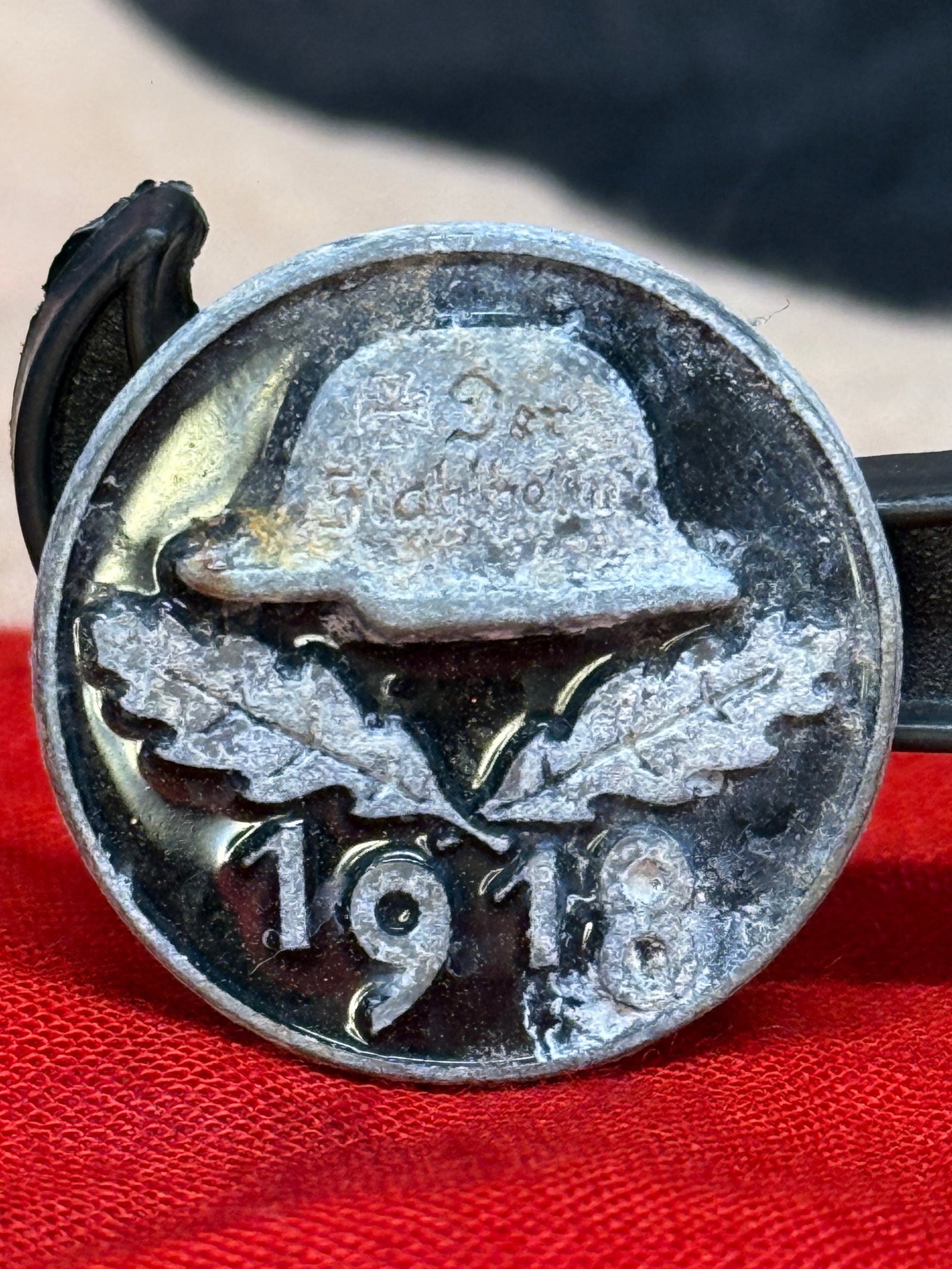 WWI German 1918 George Seltz Commemorative Badge Marked Georg Seldte: This round commemorative badge displays a German Stahlhelm helmet above oak leaves with the date 1918 prominently featured on the obverse. The reverse is engraved "Georg Seltz, 25 November, 6," sugges