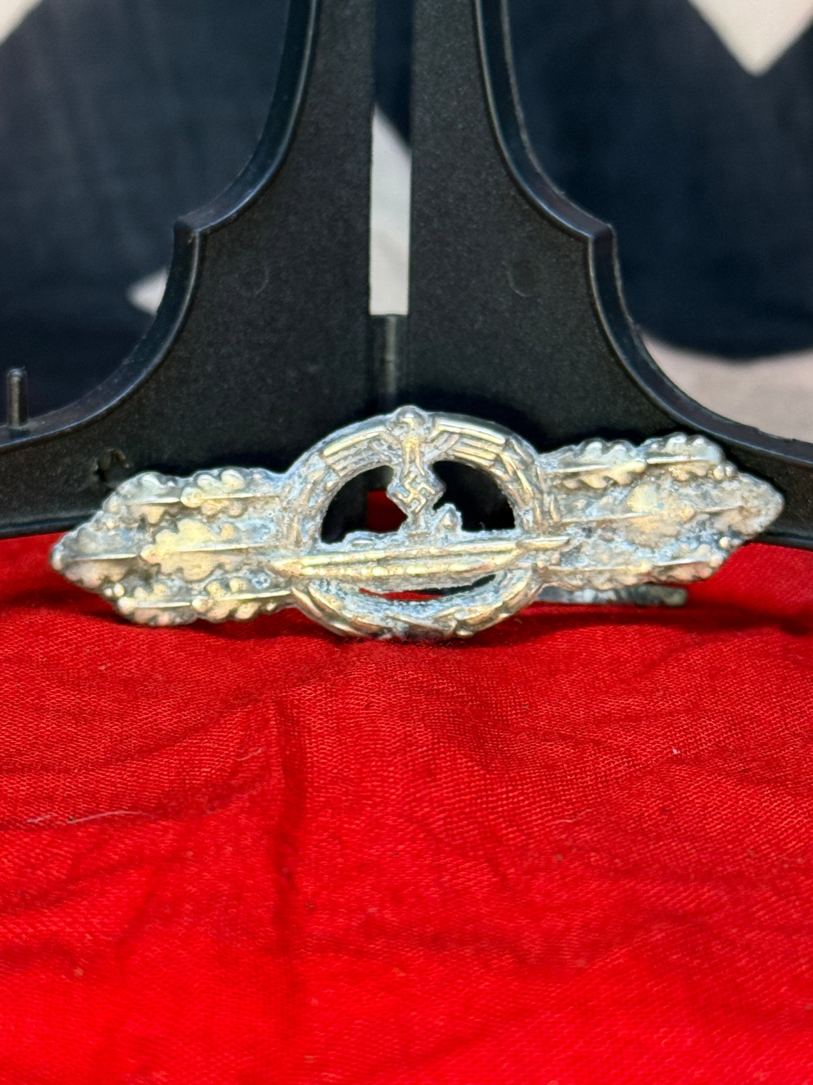 WWII German Kriegsmarine U-Boat Combat Clasp – Schwerin Berlin 68: WWII German Kriegsmarine U-Boat Combat Clasp featuring the distinctive horizontal submarine motif surrounded by a laurel wreath, with a German eagle and swastika positioned at the top center. The reve