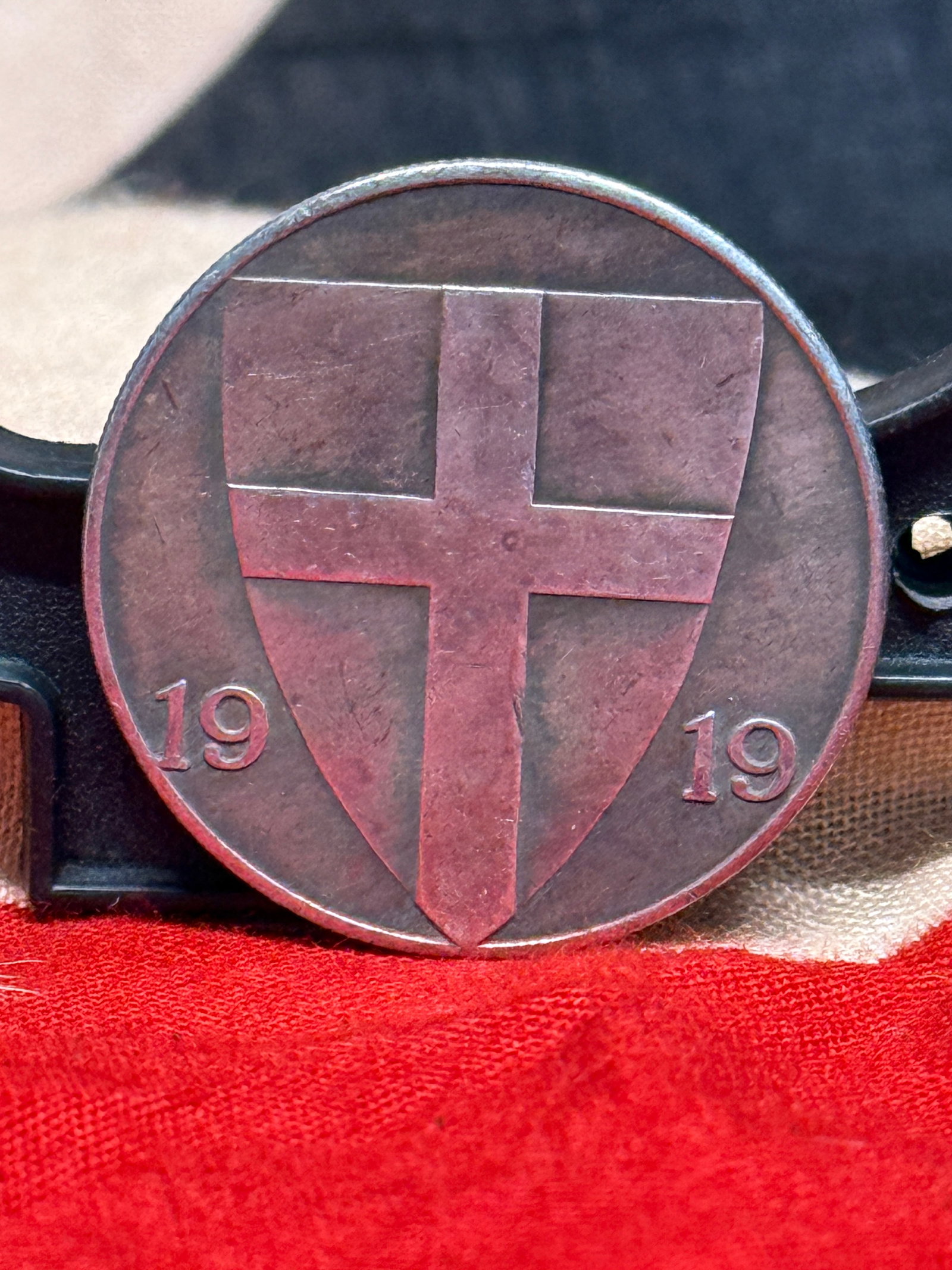 WWI German 1919 Iron Division (Eiserne Division) Commemorative Medal: This commemorative medal is associated with the 1919 Iron Division (Eiserne Division), one of the German Freikorps formations that served in the Baltic following the First World War. The obverse displ