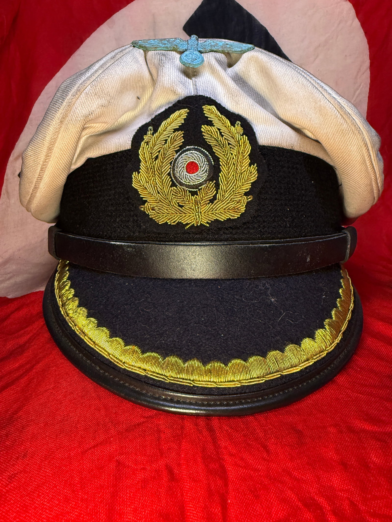 WWII German Kriegsmarine Officer Summer White Top Visor Cap: This Kriegsmarine officer's visor cap features a removable white summer top, dark blue band, gold bullion officer's wreath and cockade, gilt visor embroidery, leather chinstrap, and a leather sweatban
