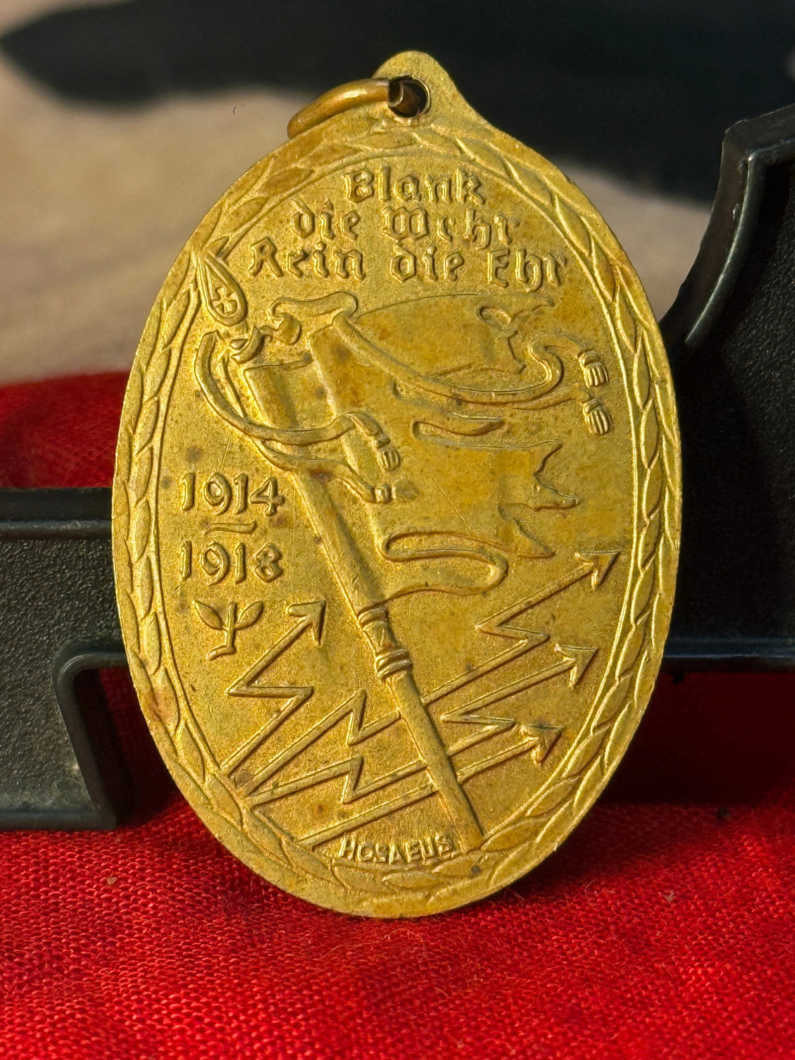 WWI German Kyffhäuser Union Veterans Commemorative Medal (1914–1918): This commemorative medal was issued by the Kyffhäuserbund (Kyffhäuser Veterans' Association) to honor the service and sacrifice of German veterans of the First World War. The obverse features a cere