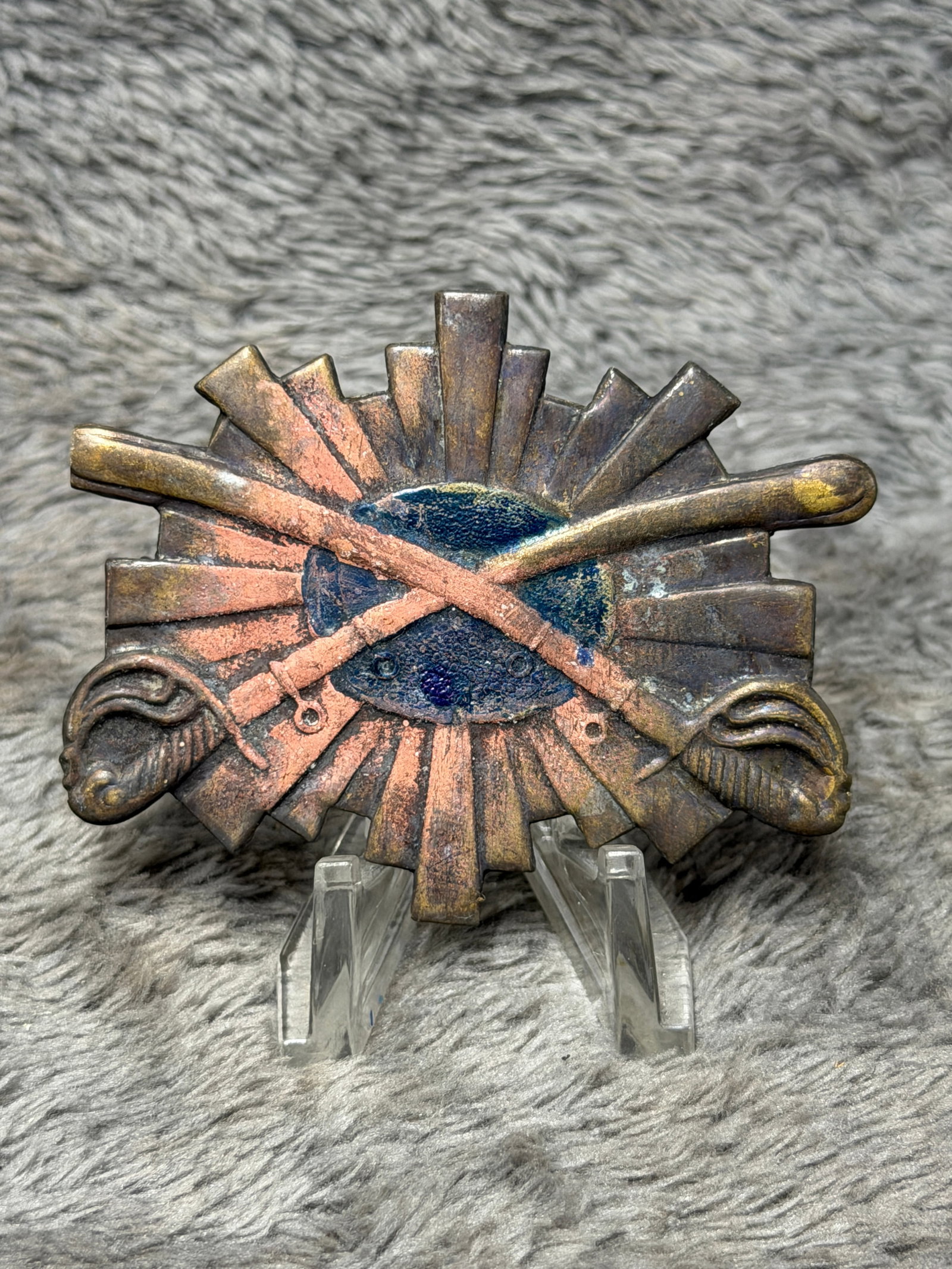 Civil War Sheridan Cavalry Corps Crossed Sabers Sunburst Headgear Badge Insignia: Offered is a striking Civil War Sheridan Cavalry Corps headgear badge featuring an elaborate crossed-sabers motif over a radiating sunburst design. The face displays two prominent crossed cavalry sabe