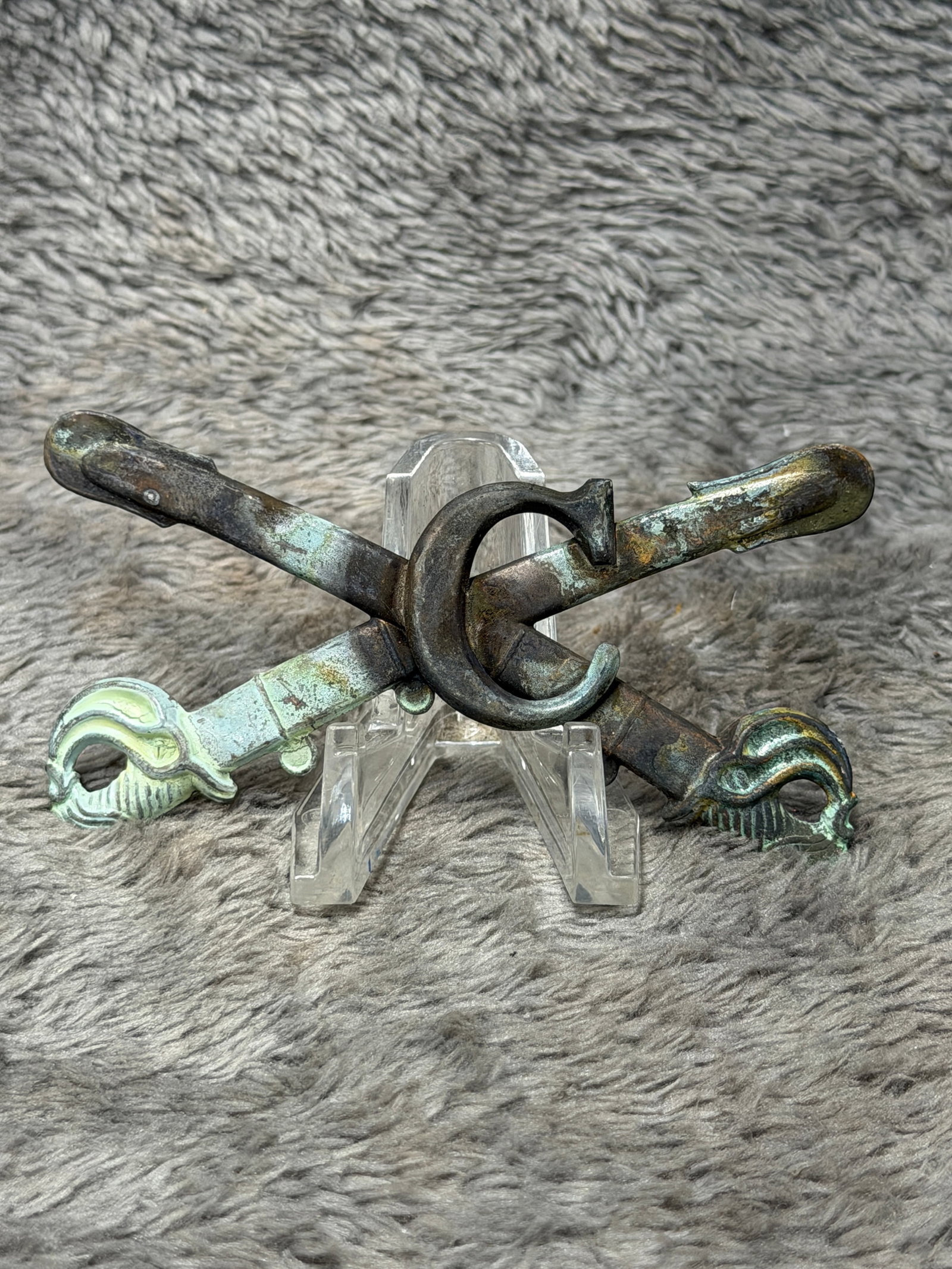 Civil War Cavalry Crossed Sabers “C?? Headgear Badge Insignia: Offered is a distinctive Civil War-style cavalry headgear badge featuring a pair of crossed sabers with detailed eagle-head style guards and a large raised letter “C” positioned prominently at