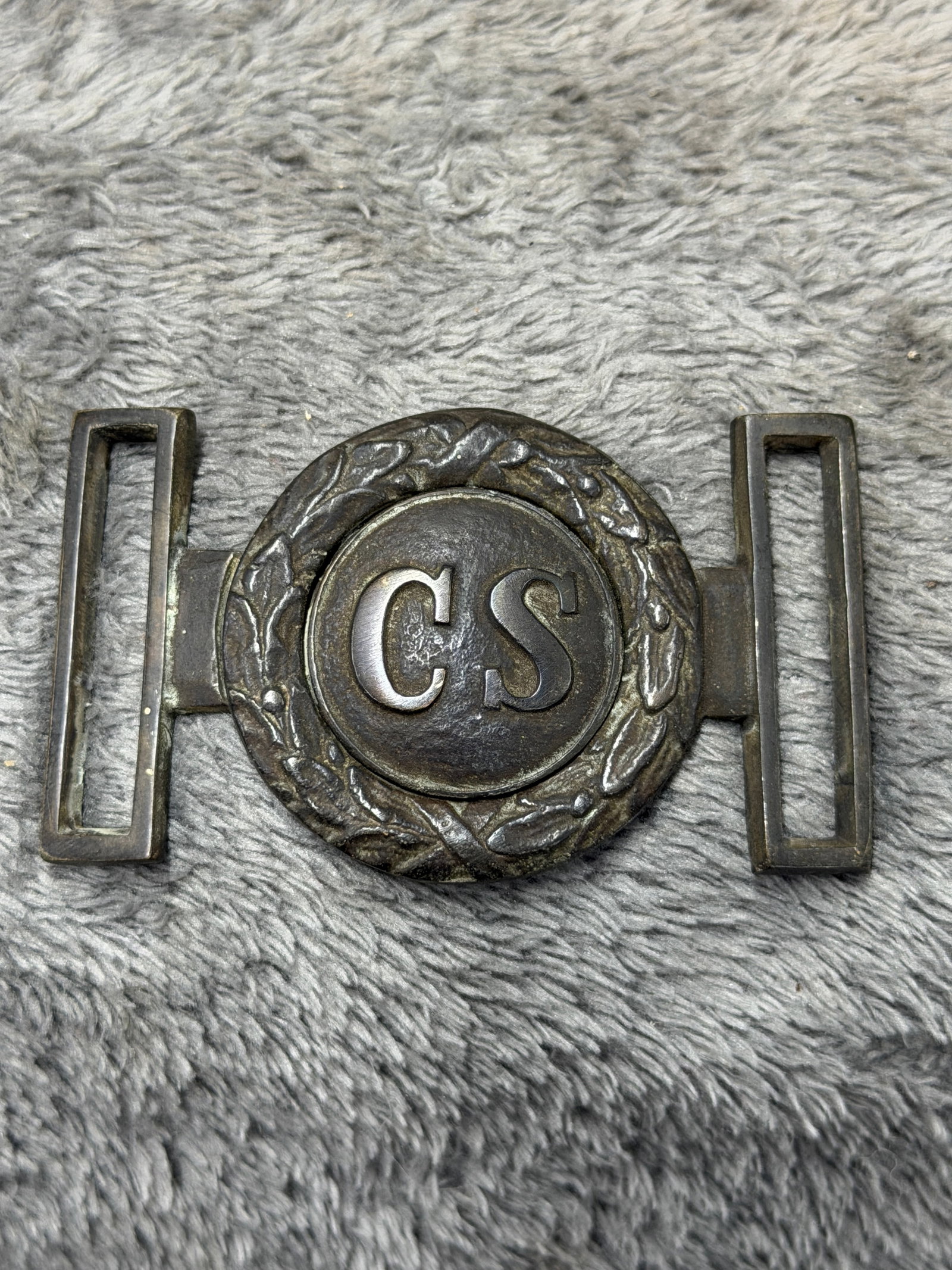 Civil War Confederate States “CS?? Wreath Two-Piece Belt Buckle Plate: Offered is a distinctive Civil War-style Confederate States belt buckle featuring a large circular center plate with raised applied “CS” lettering surrounded by a detailed relief wreath. The b