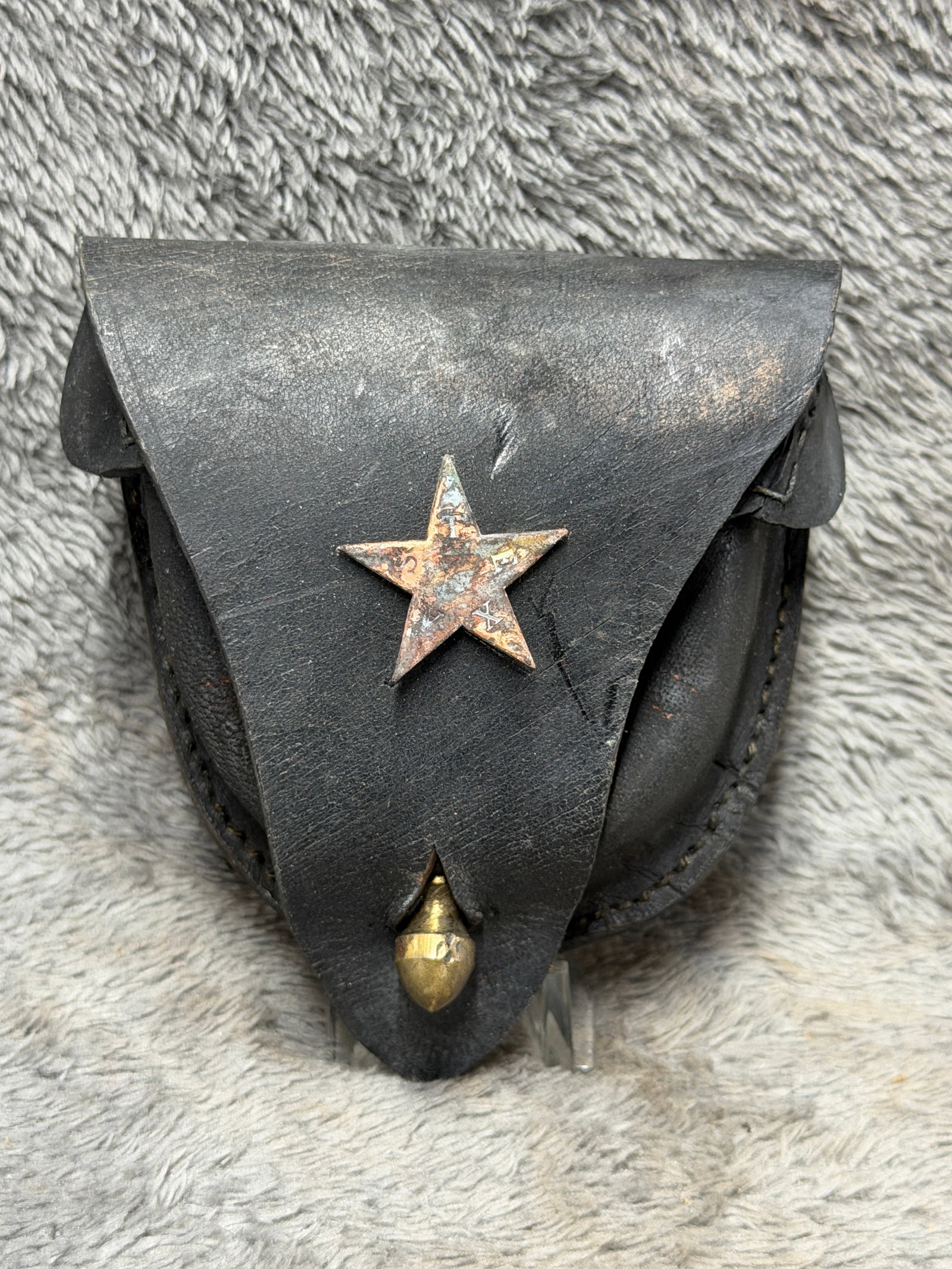 Civil War Confederate CSA Texas Leather Percussion Cap Pouch with Star Emblem: Offered is a Civil War-style Confederate leather percussion cap pouch attributed to Texas, constructed of black leather with a rounded pouch body, large pointed closure flap, brass finial closure, and