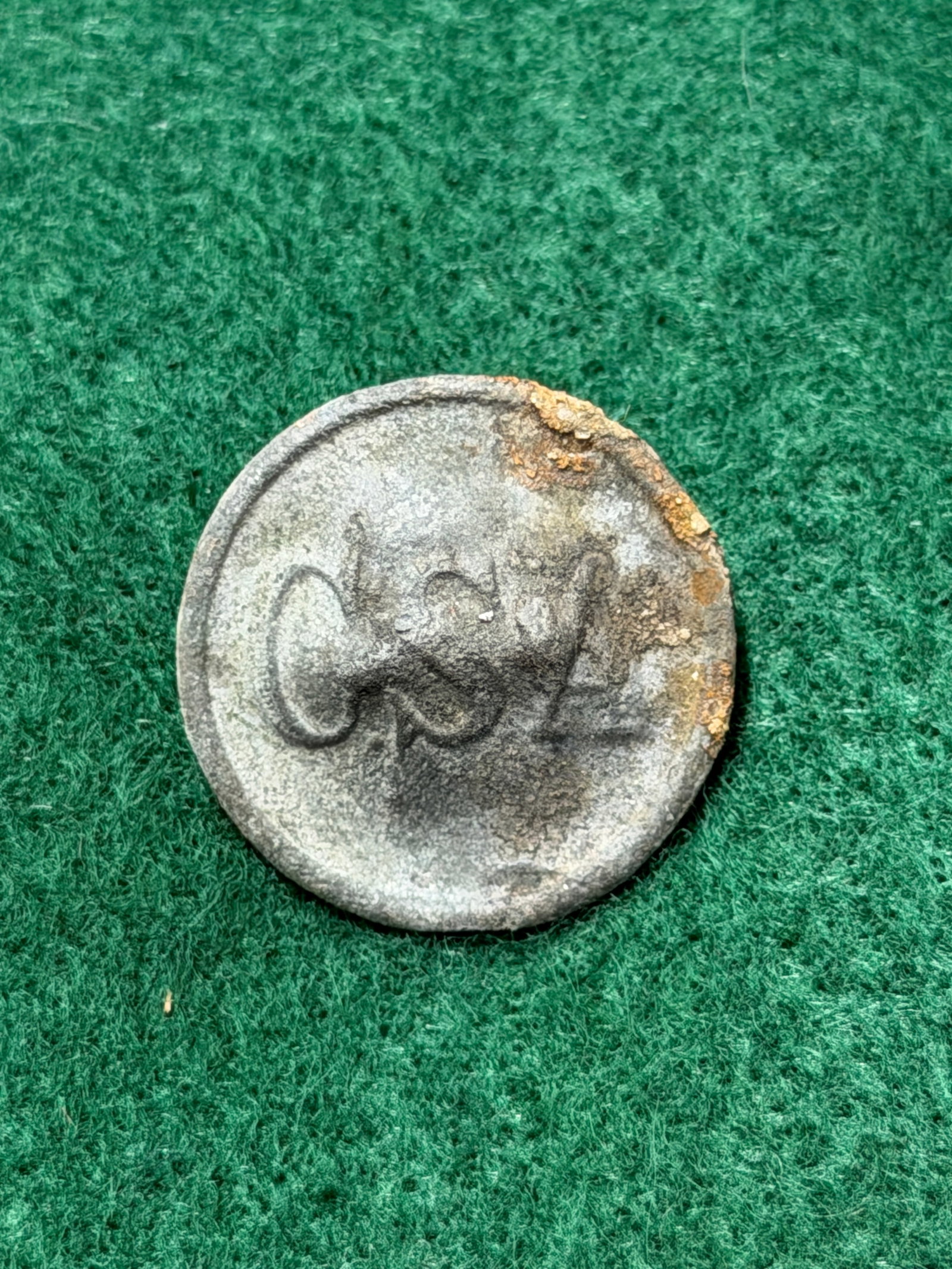 Civil War Confederate CSA Pewter Coat Button Dug Recovered Relic: Civil War-era style pewter coat button featuring raised “CSA” lettering across the face, associated with the Confederate States of America. The button measures approximately 1 inch in diameter