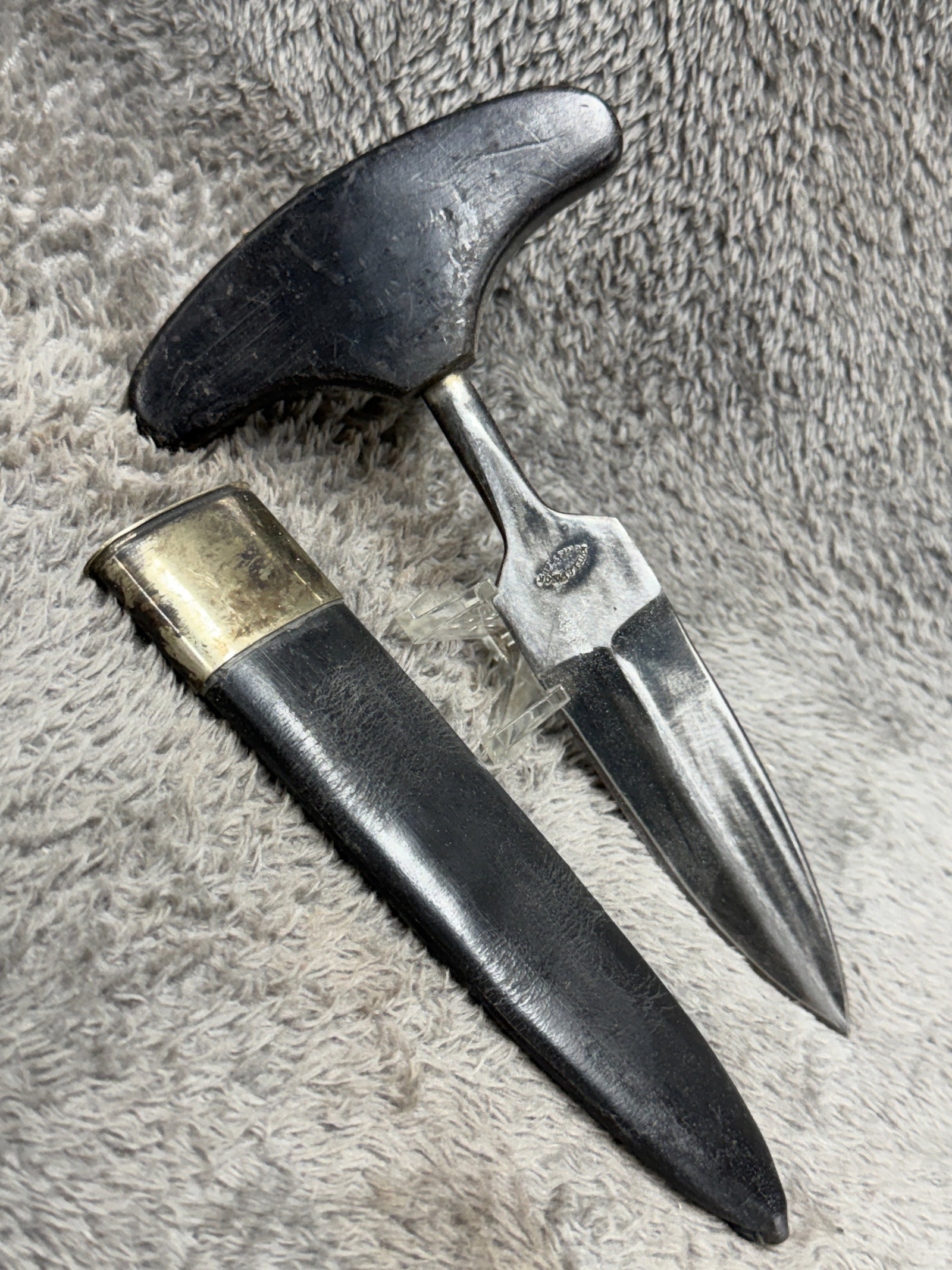 1800s Will & Finck San Francisco Push Dagger Fighting Knife with Leather Sheath: This impressive 19th-century push dagger is marked Will & Finck, the celebrated San Francisco cutlery and sporting-goods firm closely associated with the California Gold Rush and Old West eras. The da