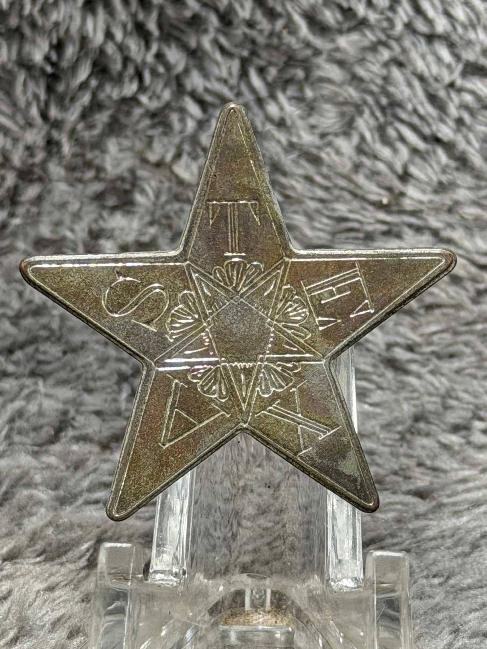 Civil War Confederate CSA Texas Star Headgear Badge – Engraved “USA?? Capture Motif: This striking Civil War Confederate CSA Texas headgear badge is fashioned in the form of a bold five-pointed star, a design strongly associated with the Lone Star identity of Texas and its Confederate