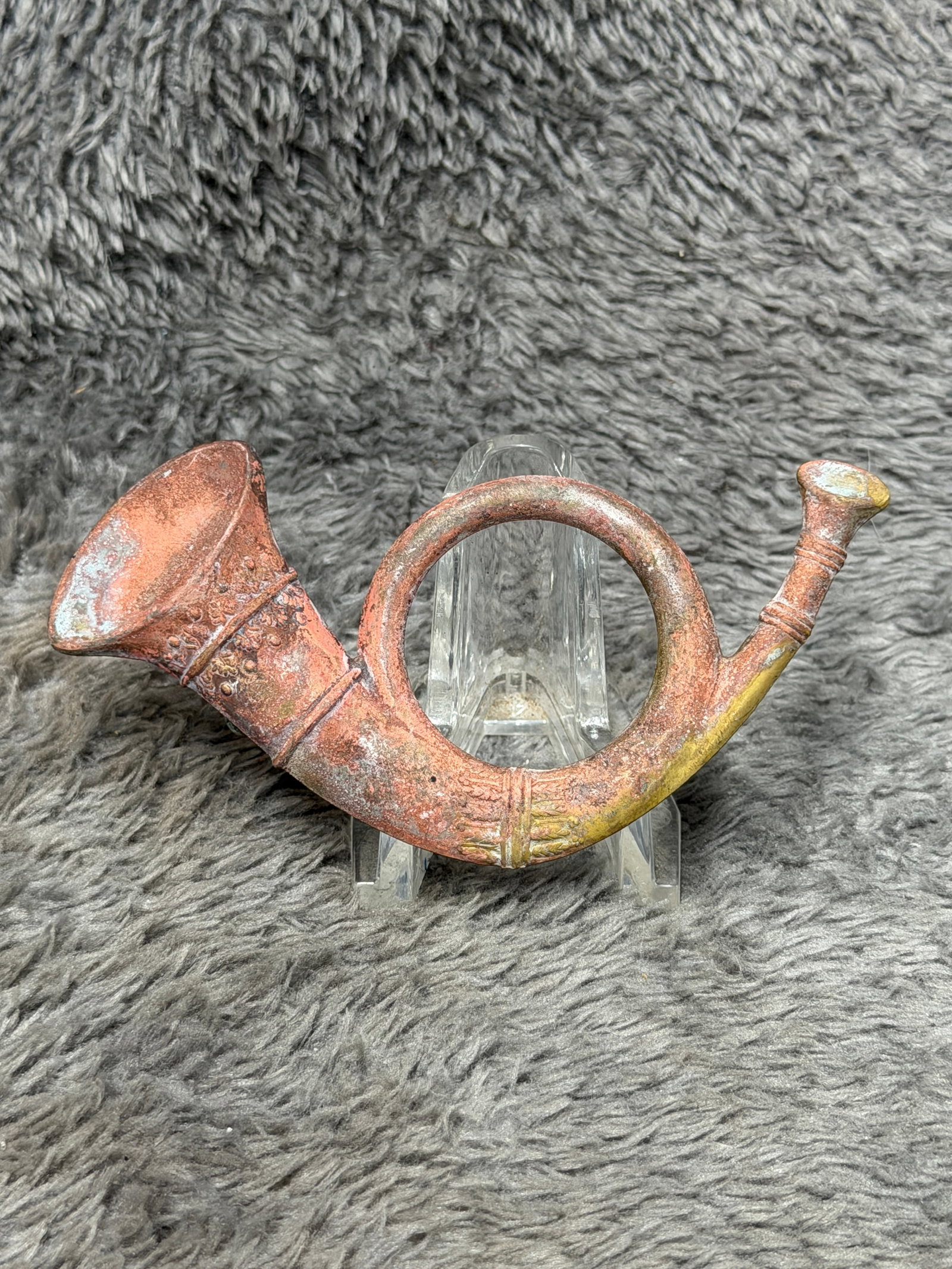 Civil War Infantry Officer’s Large Hunting Horn Hat Insignia: This impressive Civil War-era military insignia is fashioned in the traditional infantry hunting horn form, featuring a large circular body, prominently flared bell, and raised mouthpiece. The horn di