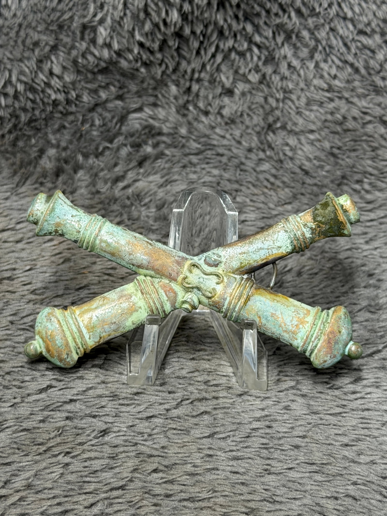 Civil War Union Artillery Crossed Cannons Brass Hat Insignia: This striking Civil War-era artillery insignia features a pair of crossed field cannons rendered in substantial brass construction, forming one of the most recognizable symbols associated with America