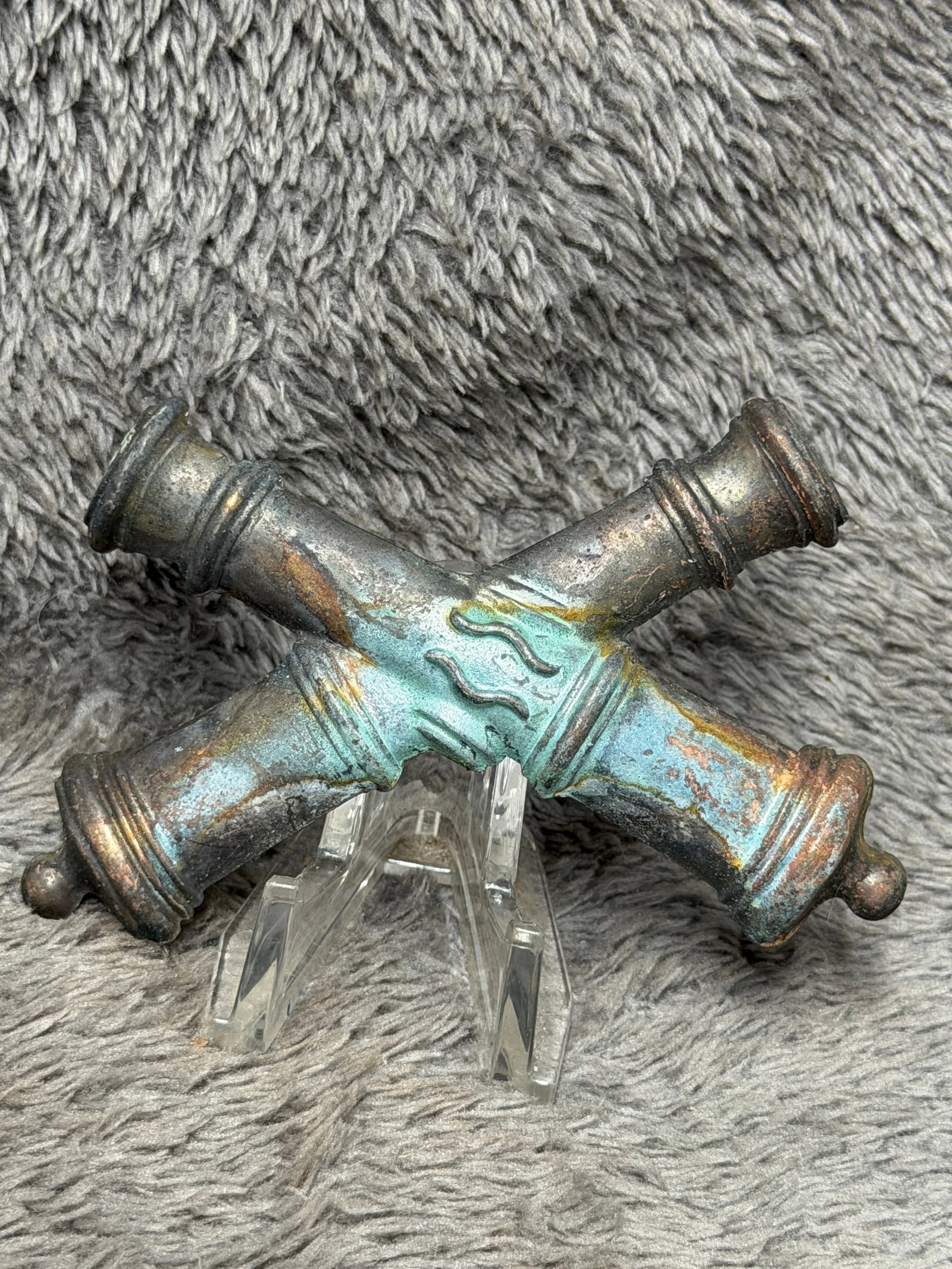 Civil War Crossed Cannon Artillery Insignia – Union Artillery Hat & Kepi Device: This striking Civil War-era artillery insignia features a pair of crossed field cannon rendered in substantial three-dimensional relief, a classic military emblem associated with artillery service dur
