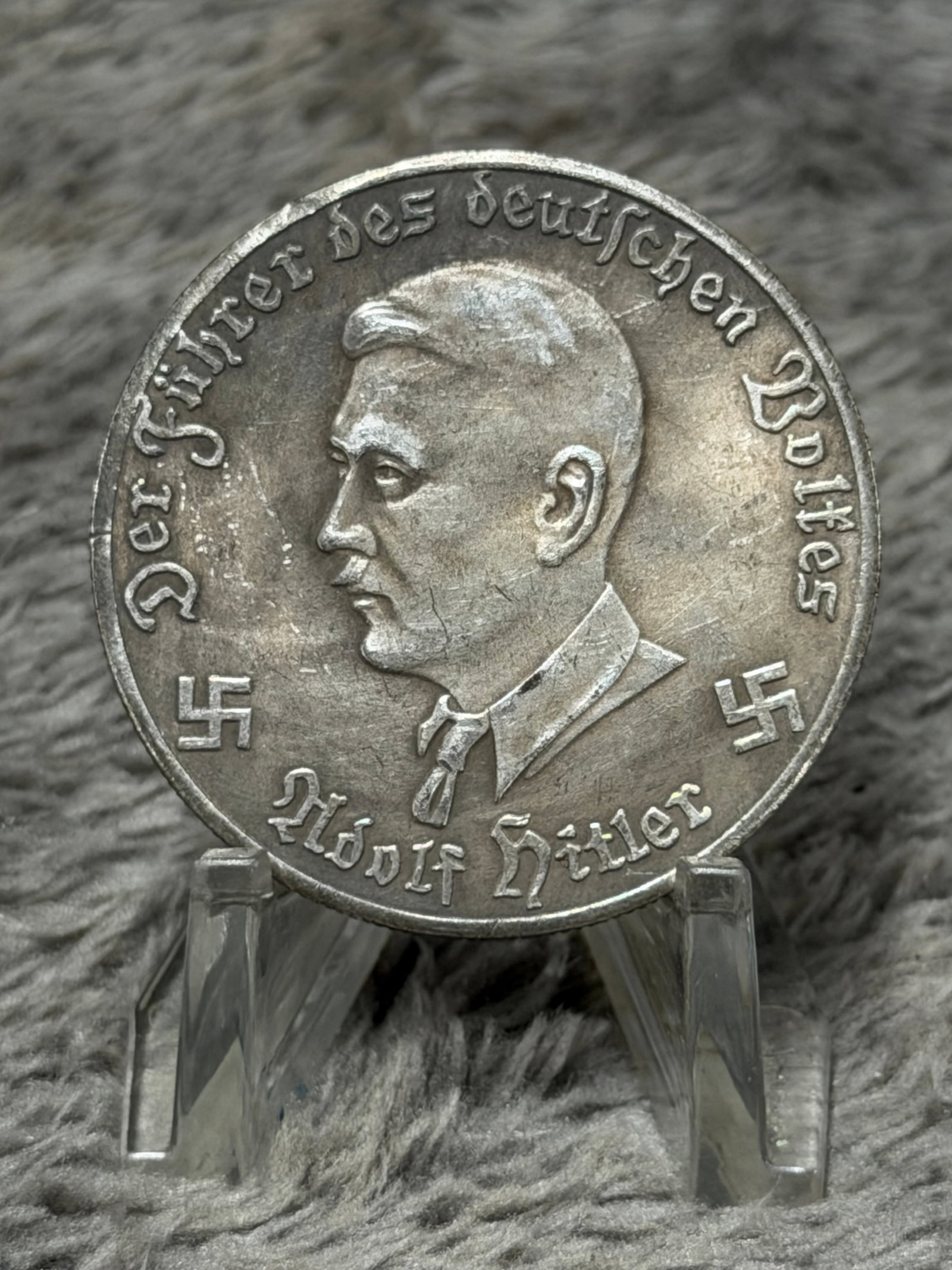 WWII German Adolf Hitler “Der Führer des Deutschen Volkes?? 1941 Reichs 10 Mark Luftwaffe: A large WWII German commemorative medallion or fantasy-denomination piece featuring a raised left-facing portrait of Adolf Hitler surrounded by the inscription “Der Führer des deutschen Volkes,&rdq
