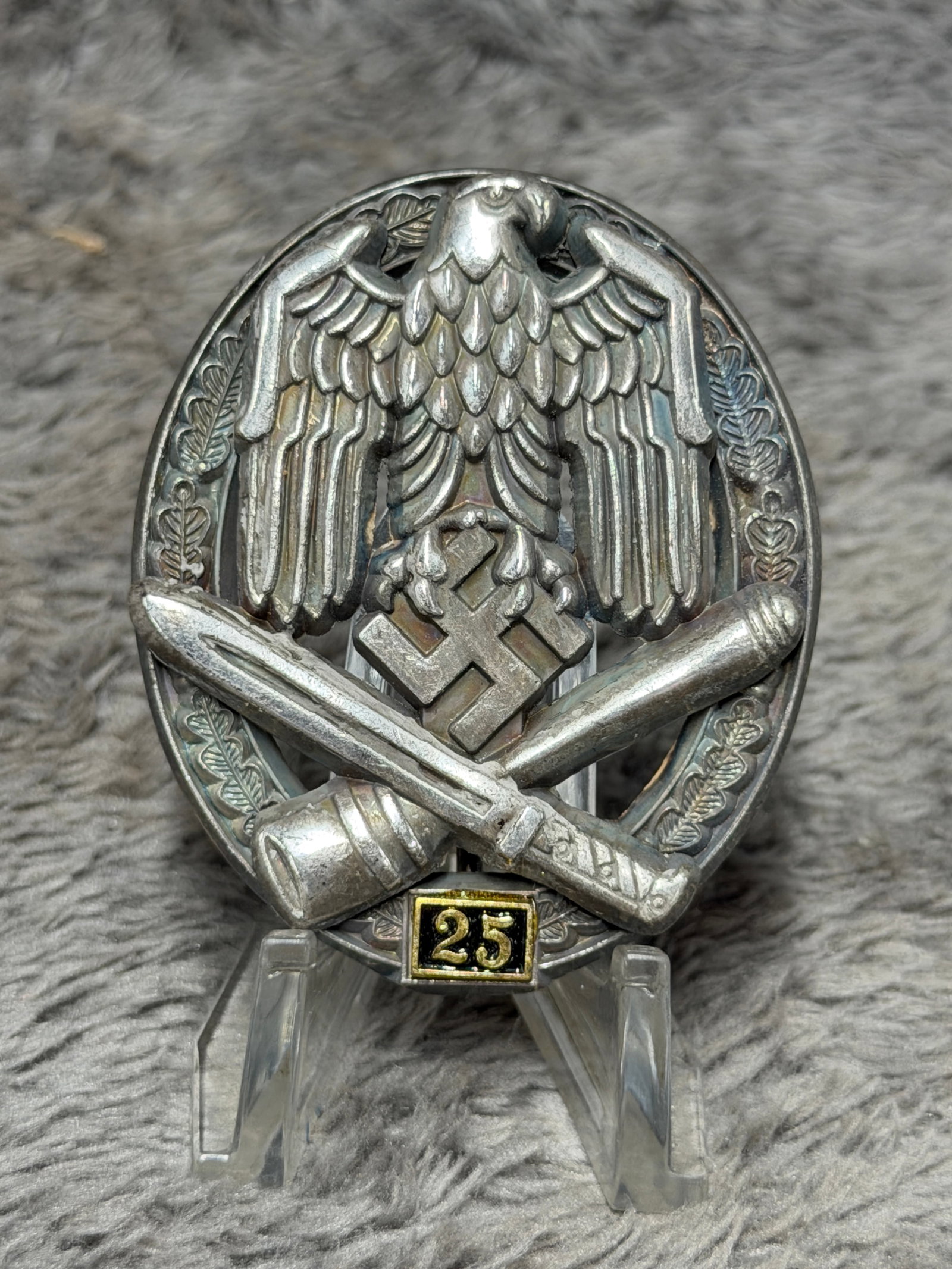 WWII German General Assault Badge with “25?? Engagement Number – JFS Marked: A striking WWII German General Assault Badge featuring the distinctive oval oak-leaf wreath surrounding a detailed Wehrmacht eagle with outstretched wings and swastika, positioned above crossed milita