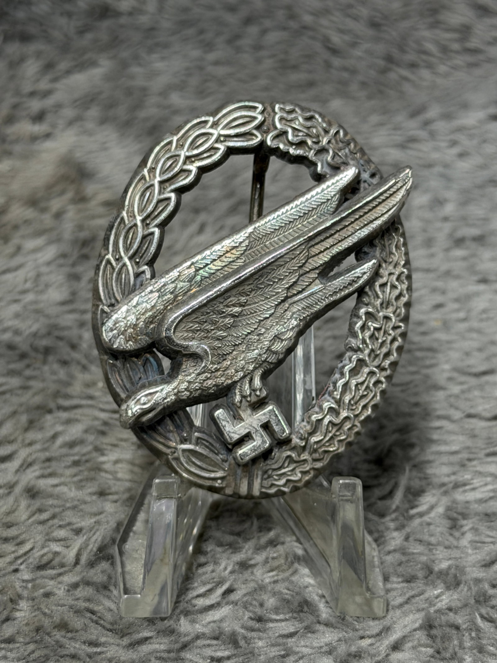 WWII German Luftwaffe Fallschirmjäger Paratrooper Badge – B&N Marked: Impressive WWII German Luftwaffe Fallschirmjäger paratrooper qualification badge featuring a highly detailed diving eagle clutching a swastika within an oval wreath composed of laurel leaves on one s