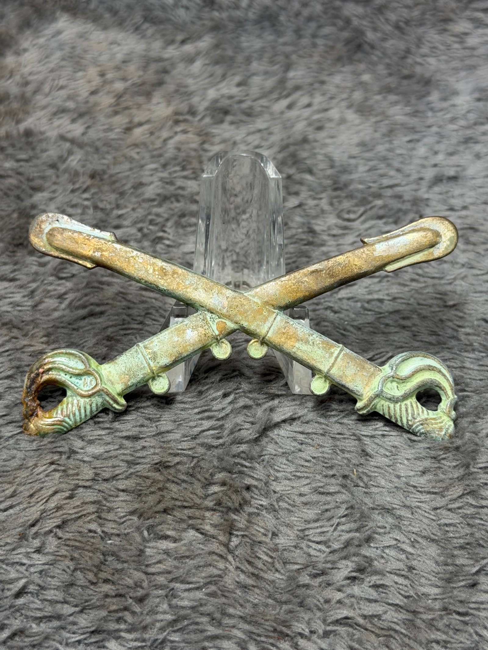 Civil War Era U.S. Cavalry Crossed Sabers Hat Insignia with Eagle-Head Hilts: Striking crossed-saber military insignia featuring a pair of opposing cavalry sabers arranged diagonally in the traditional crossed configuration. Each saber is finely formed with an ornate eagle-head