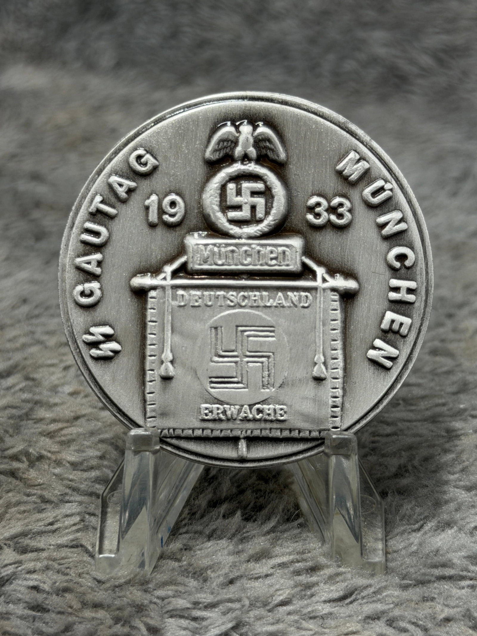 WWII German 1933 Munich Gau Day “Gautag München?? Commemorative Badge: WWII German political commemorative badge displaying the prominent inscription “GAUTAG MÜNCHEN” around the perimeter with the date “1933” divided on either side of the central design.