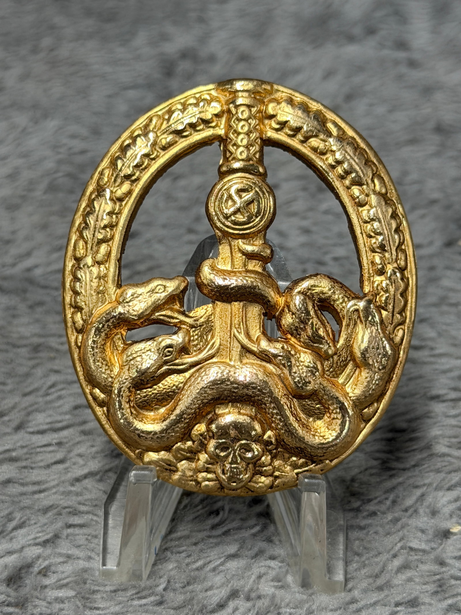 WWII German Anti-Partisan Warfare Badge in Gold – Sword, Hydra & Skull Design: WWII German Anti-Partisan Warfare Badge in Gold featuring the distinctive oval openwork design associated with the Bandenkampfabzeichen, an award instituted in 1944 for personnel engaged in anti-parti