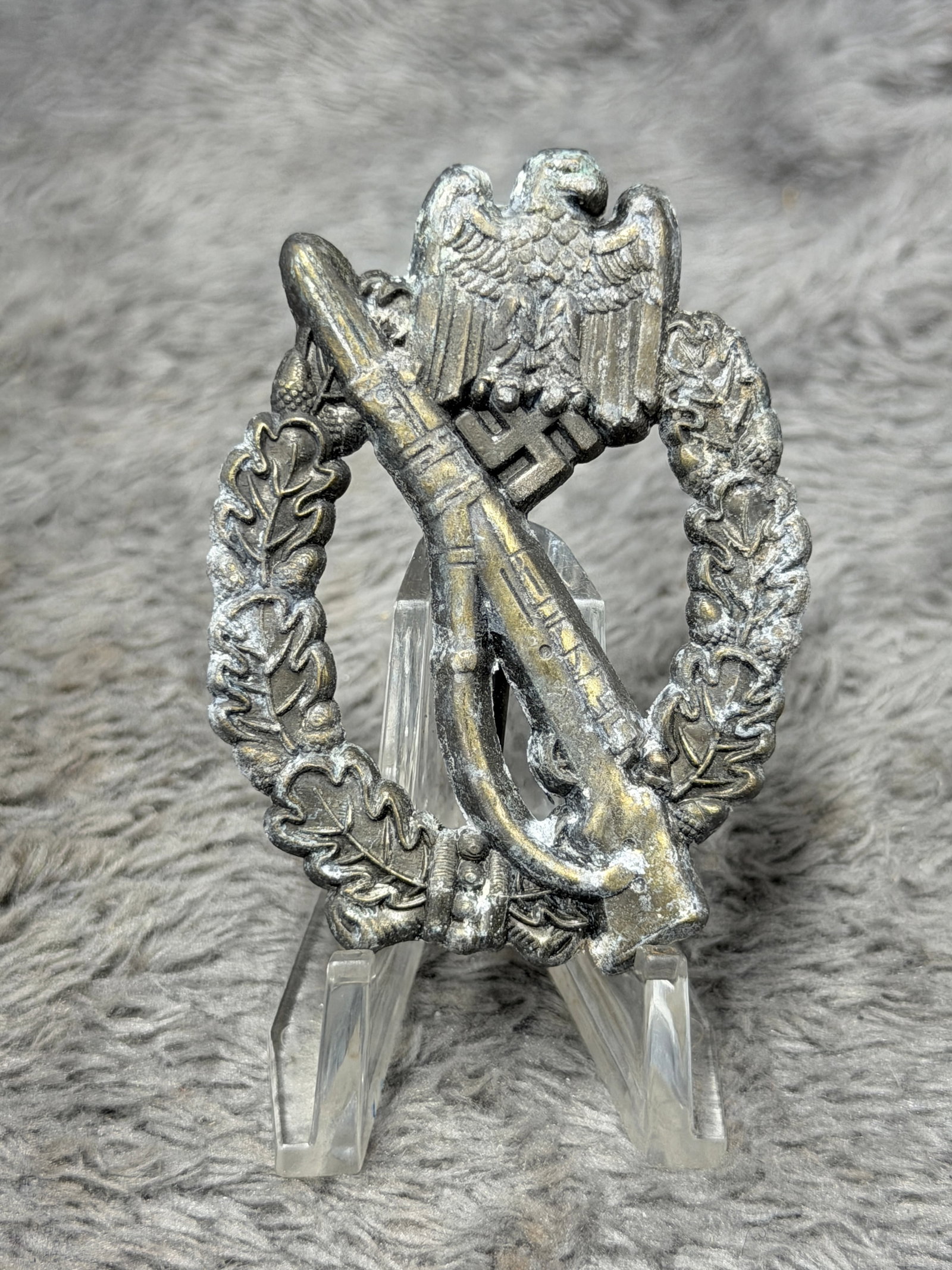 WWII German Army Infantry Assault Badge – Rifle & Bayonet Combat Insignia: WWII German Army Infantry Assault Badge featuring a prominent military eagle and swastika above an oval oak-leaf wreath, with a detailed infantry rifle and fixed bayonet positioned diagonally across t
