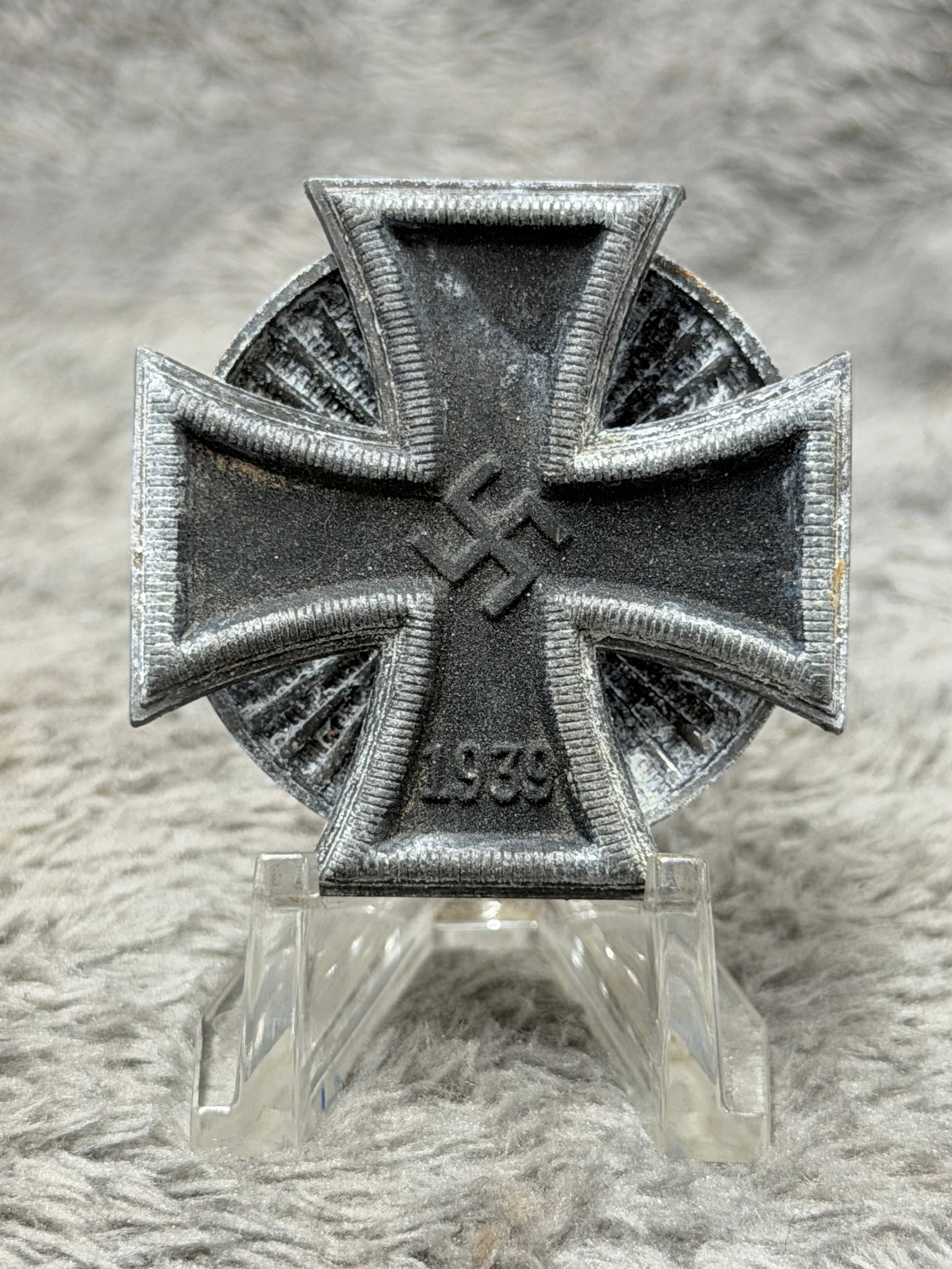 WWII German 1939 Iron Cross Screwback Badge – Swastika & Sunburst Back: WWII German 1939 Iron Cross featuring the familiar cross pattée configuration with a raised ribbed border, darkened recessed field, central swastika and “1939” date positioned on the lower ar