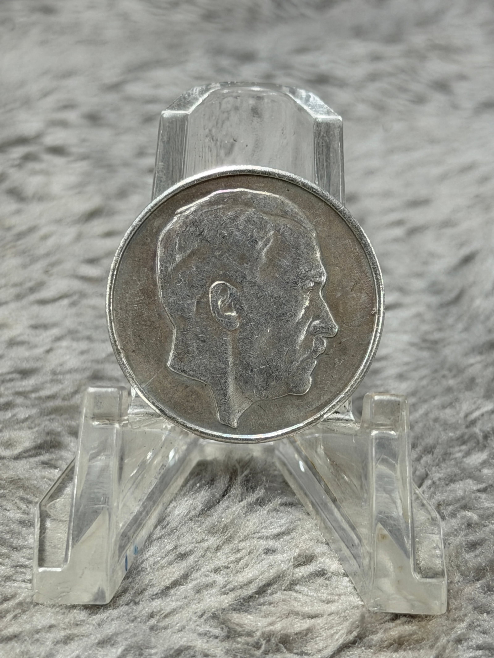 WWII German Deutsches Reich 1943 Tiger I Panzer 5 RM Commemorative Medal: Impressive WWII German-themed commemorative medal featuring a right-facing portrait of Adolf Hitler on the obverse and a detailed armored tank motif on the reverse. The reverse bears the Gothic inscri