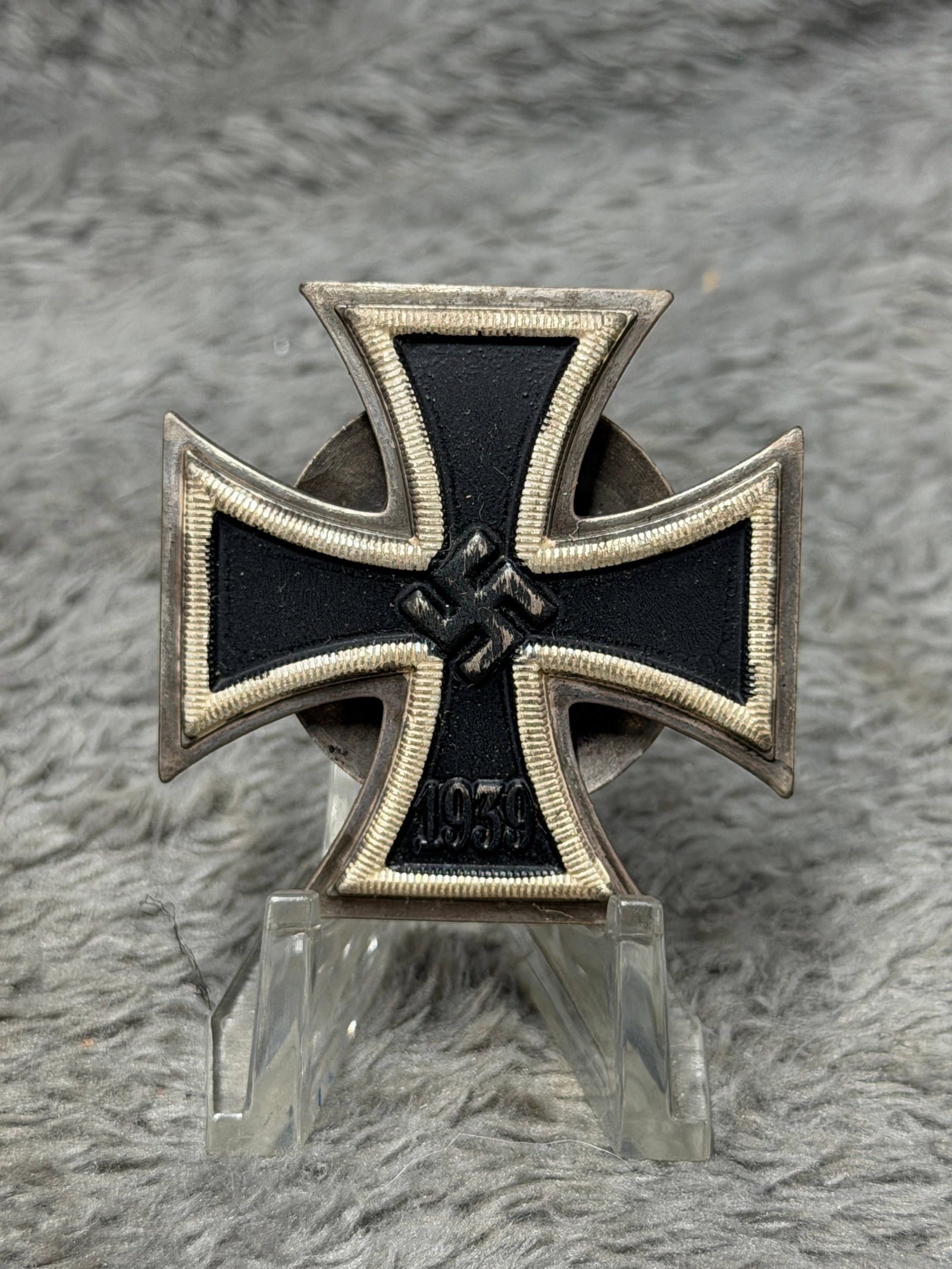 WWII German 1939 Iron Cross Swastika Screw-Back Badge: WWII German 1939 Iron Cross-form metal badge featuring a blackened cross center surrounded by raised silver-colored ribbed borders, with a prominent swastika positioned at the center and the date “1