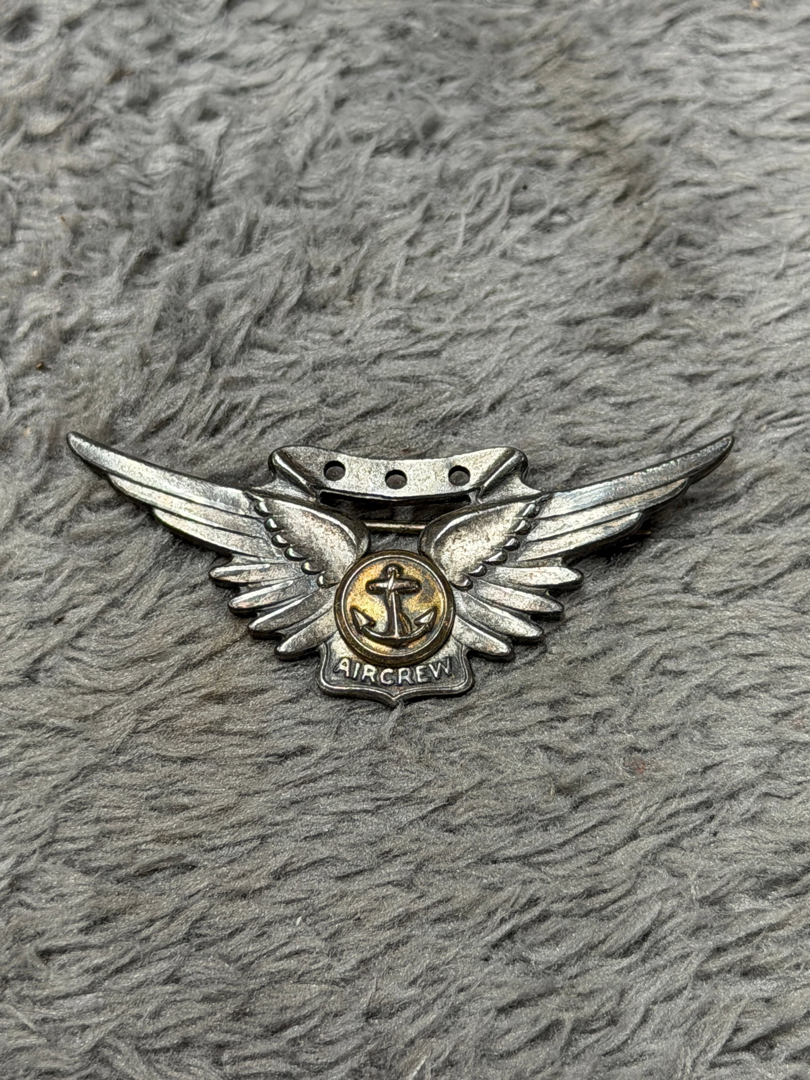 U.S. Navy Aircrew Sterling Silver Wings Badge – Amico Marked: U.S. Navy Aircrew qualification wings featuring a broad pair of finely detailed outstretched wings surrounding a central applied anchor device set against a contrasting gold-tone circular field. Benea
