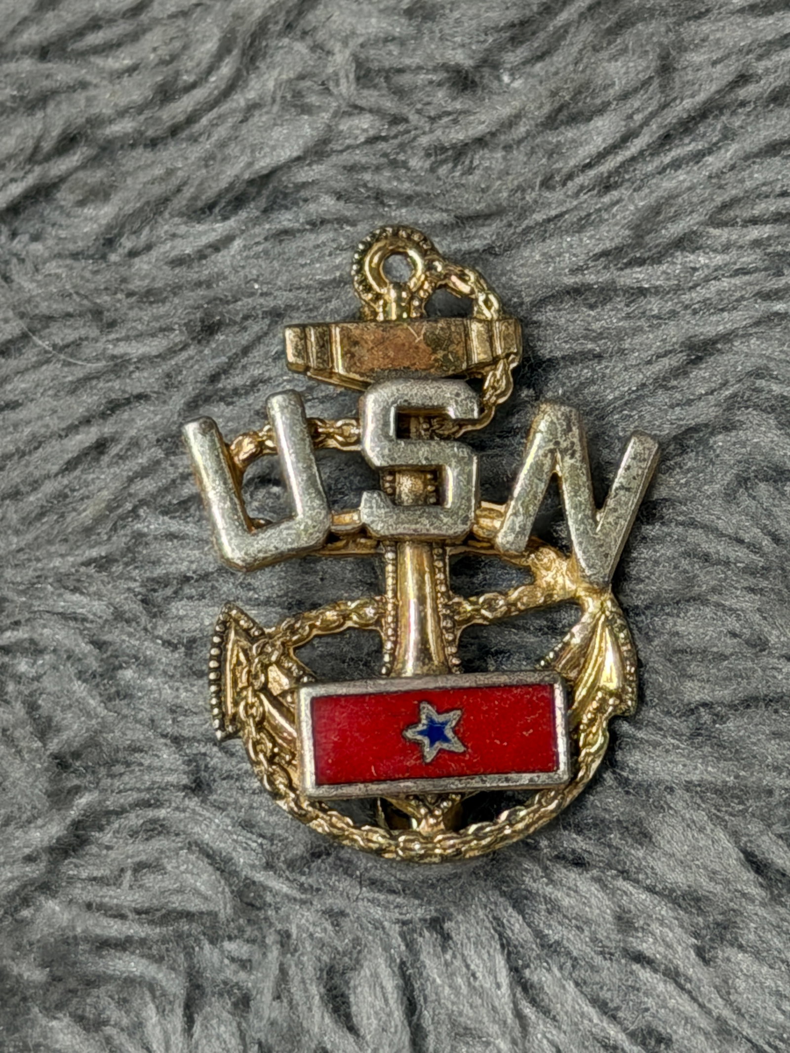 U.S. Navy Officer Gold-Filled Anchor & USN Insignia Pin – Vanguard N.Y.: U.S. Navy insignia pin featuring a highly detailed fouled anchor surrounded by rope and topped with raised “USN” lettering. The lower portion carries a distinctive red enameled rectangular pan