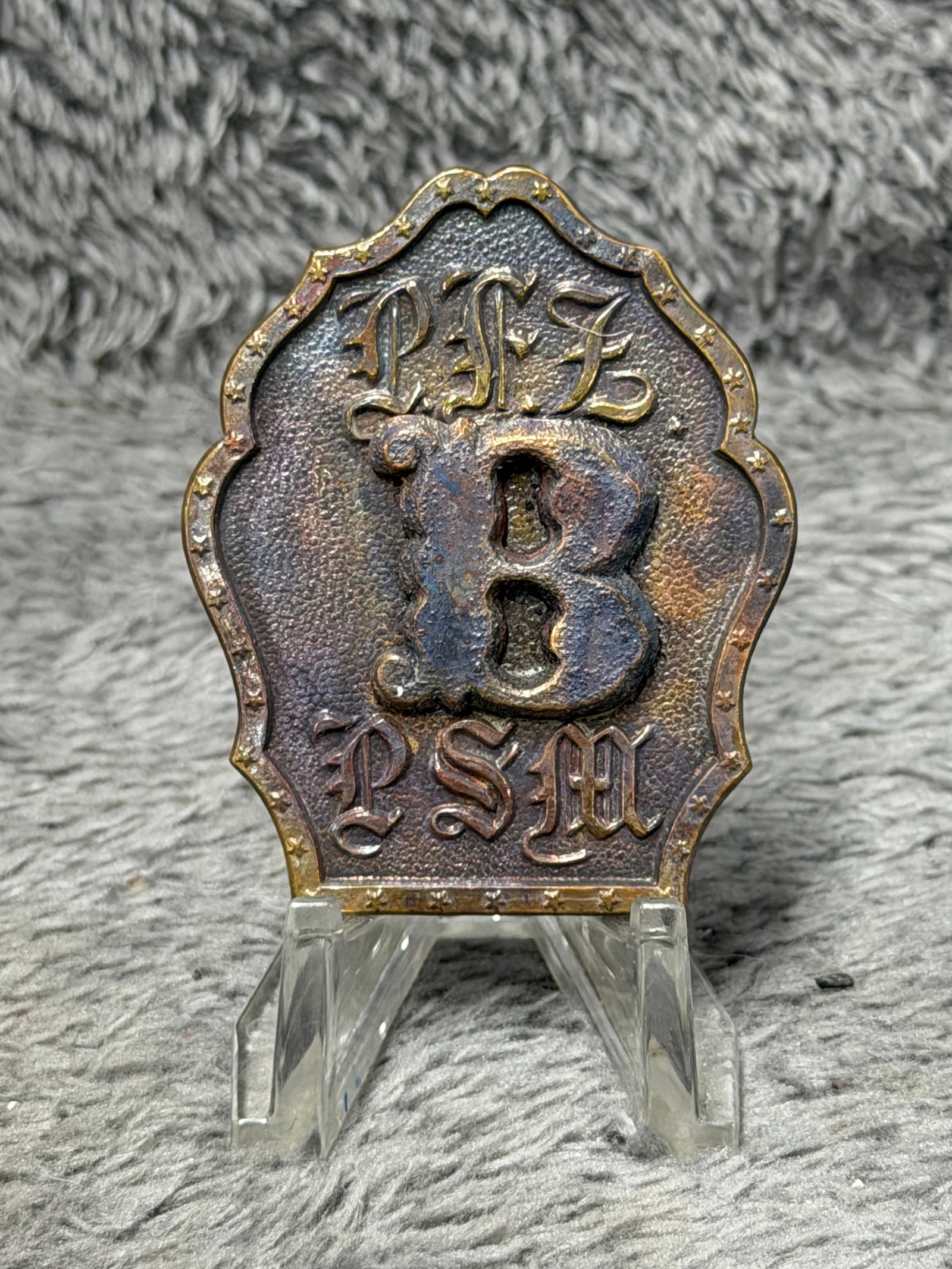 Civil War Pennsylvania State Militia PSM Company B Officer’s Belt Plate: Impressive Civil War-period Pennsylvania militia belt plate featuring an ornate shield-shaped form with a raised decorative border accented by small stars. The face displays the Gothic initials “P.S