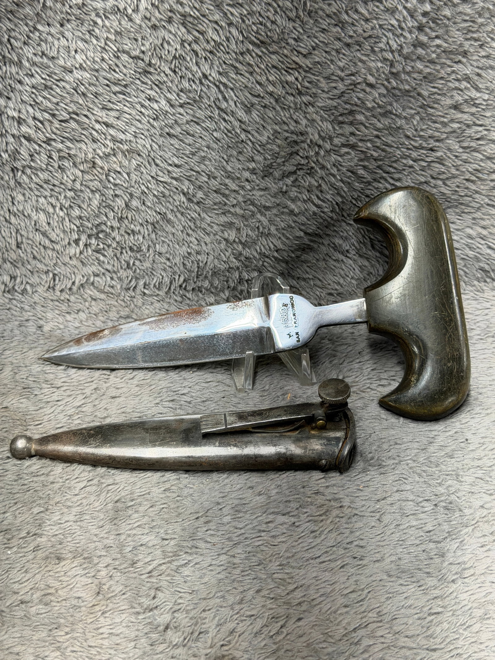 1800s San Francisco Push Dagger – P. Ruge Marked Gambler’s Knife with Metal Sheath: Impressive 1800s push dagger featuring a compact double-edged spear-point blade, distinctive transverse T-shaped grip, and fitted metal sheath. The ricasso is clearly marked “P. RUGE / SAN FRANCISCO