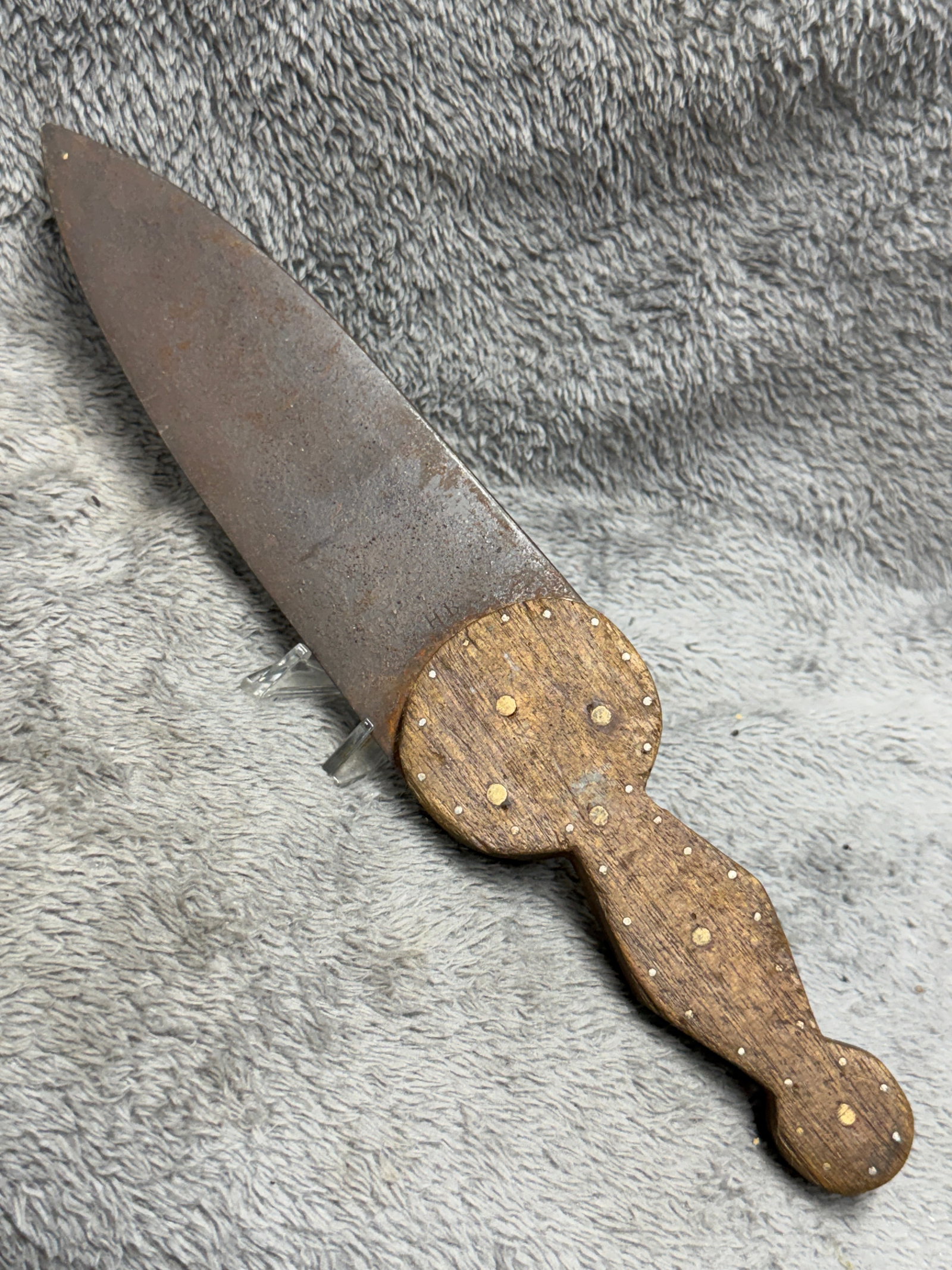 1800s Native American Hudson Bay “HB?? Trade Dag Knife with Brass & Iron Inlaid Wood Handle: Impressive 1800s Native American dag knife associated with the Hudson Bay trade, featuring a broad spear-point iron blade and a distinctive hand-shaped wooden handle decorated with numerous small meta