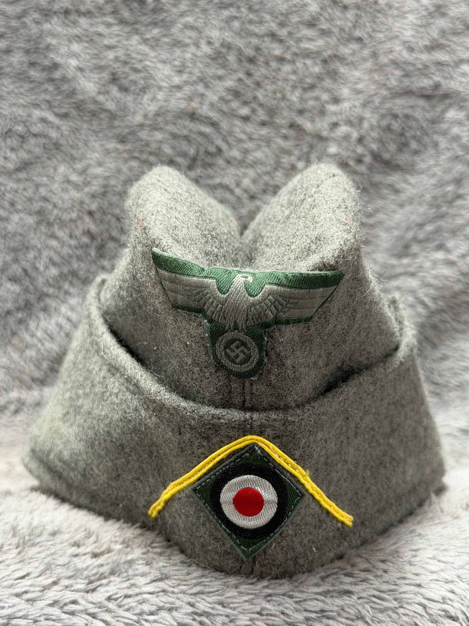 WWII German Heer M40 Enlisted Overseas Side Cap with BeVo Eagle & Cockade: WWII German Heer enlisted field side cap constructed in field-gray wool and displaying the distinctive folded overseas-cap configuration associated with the German Army during the Second World War. Th
