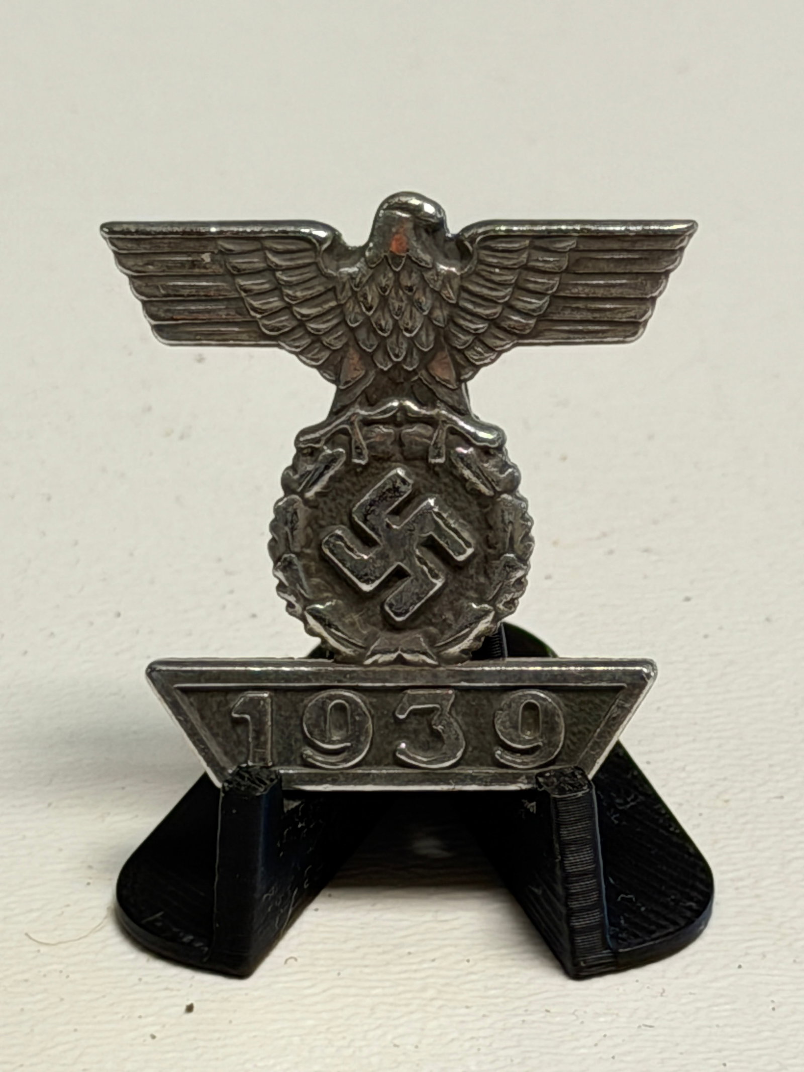 WWII German 1939 Clasp to the Iron Cross – Eagle & Swastika Spange – L/12 Marked: WWII German 1939 Clasp to the Iron Cross, commonly referred to as the 1939 Spange, featuring the characteristic spread-wing German eagle positioned above a wreathed swastika with a prominent trapezoid