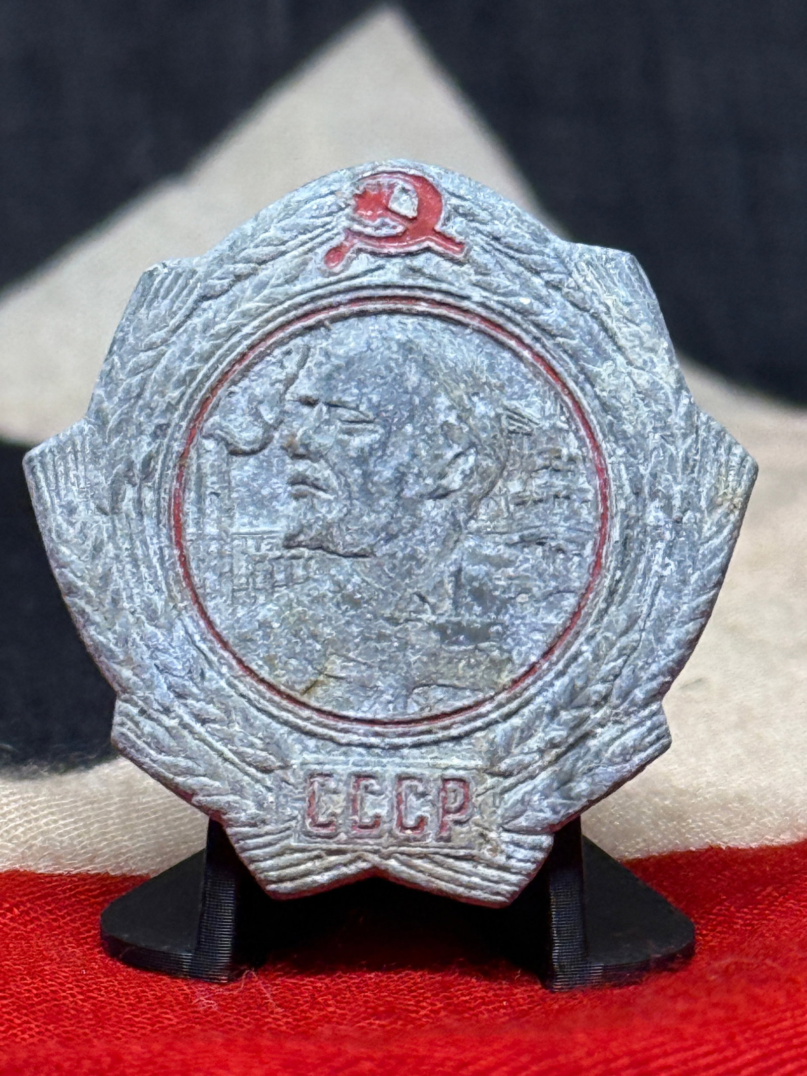Soviet USSR Order of the Red Banner Badge – Hammer & Sickle Military Decoration: A Soviet military decoration displaying the distinctive imagery associated with the Order of the Red Banner, one of the Soviet Union’s historically important military awards. The face incorporates a