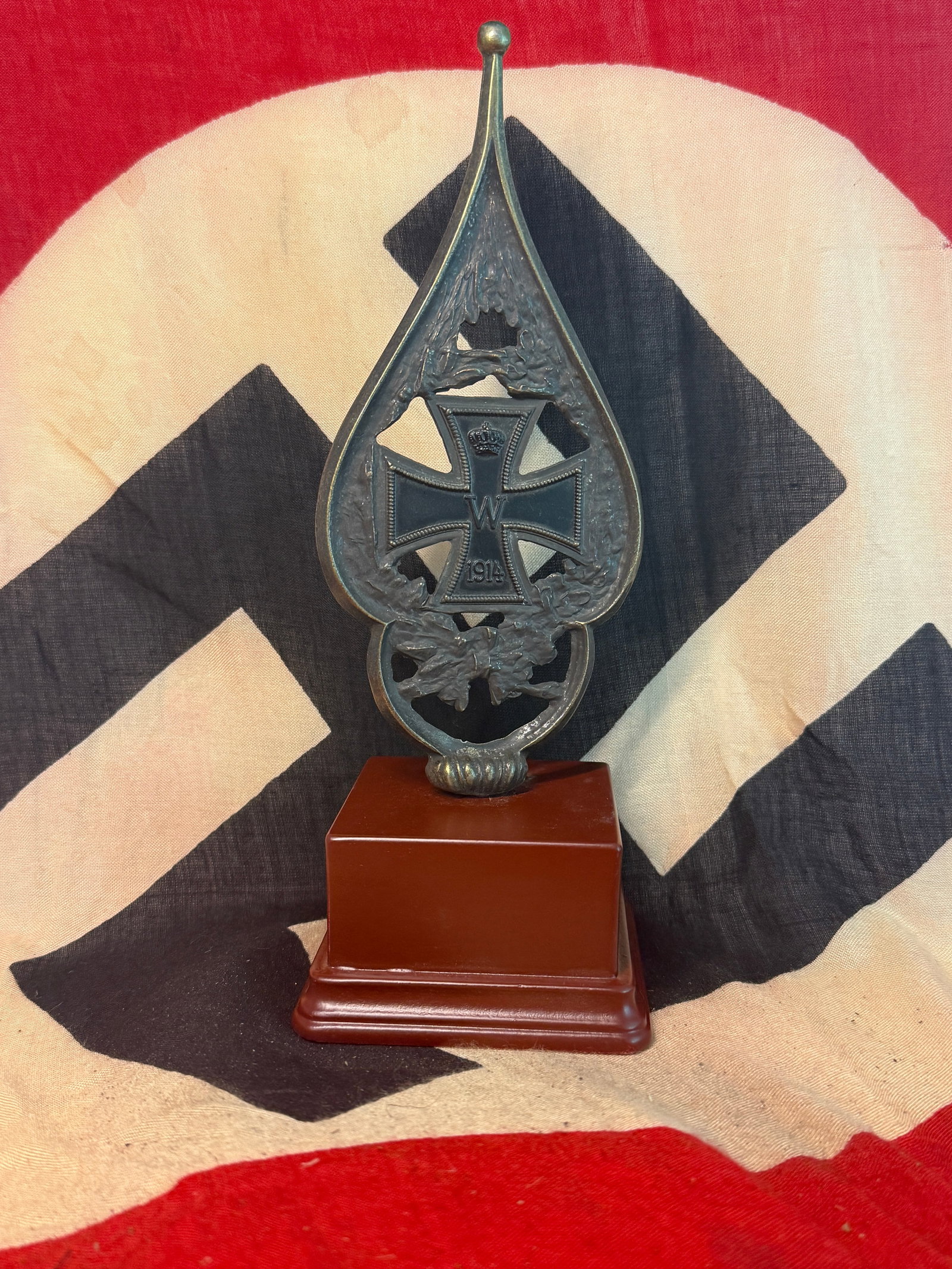 WWI Imperial German Veterans’ Association Flagpole Finial with 1914 & 1813 Iron Crosses: An impressive Imperial German veterans’ organization flagpole finial, or Kriegerverein Fahnenspitze, incorporating elaborate military and patriotic symbolism associated with the WWI era. The tall op
